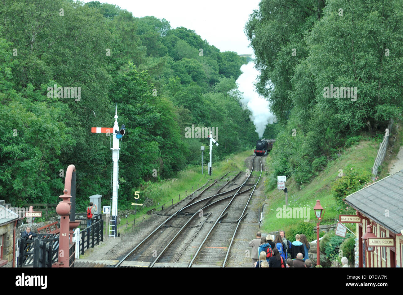 Dampf-Zug Ankunft am Bahnhof Goathland Menschen, Dampf, Eisenbahnlinien, Ferngespräche Stockfoto