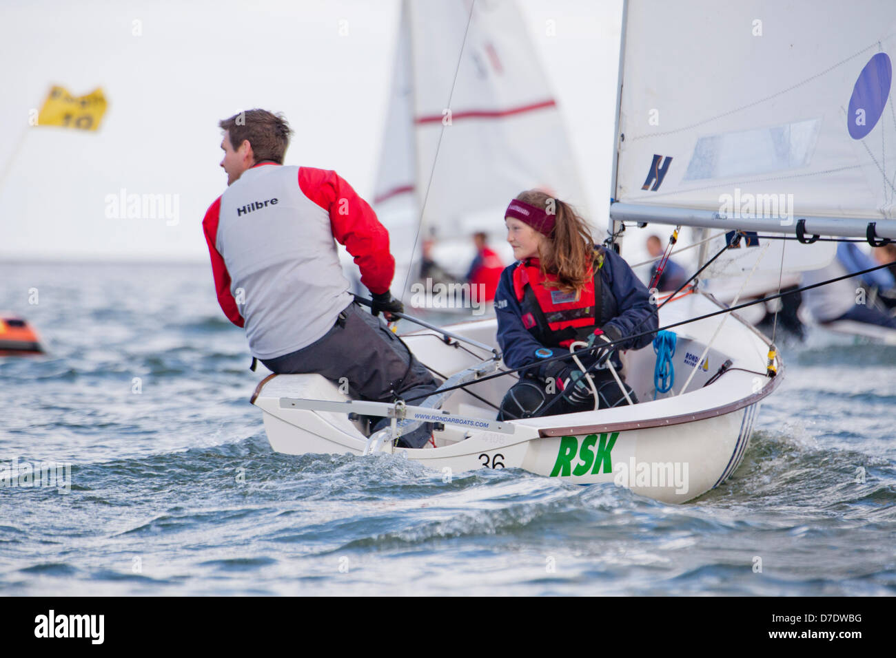 Wirrall, UK. 5. Mai 2013. Tag3 und letzten Tag der Veranstaltung. Wettbewerber Decend auf West Kirby marine See, Wirral, für den renommierten internationalen Schlauchboot Segel-Event The Wilson Trophy Regatta Credit: Steve Hirsch/Alamy Live News Stockfoto