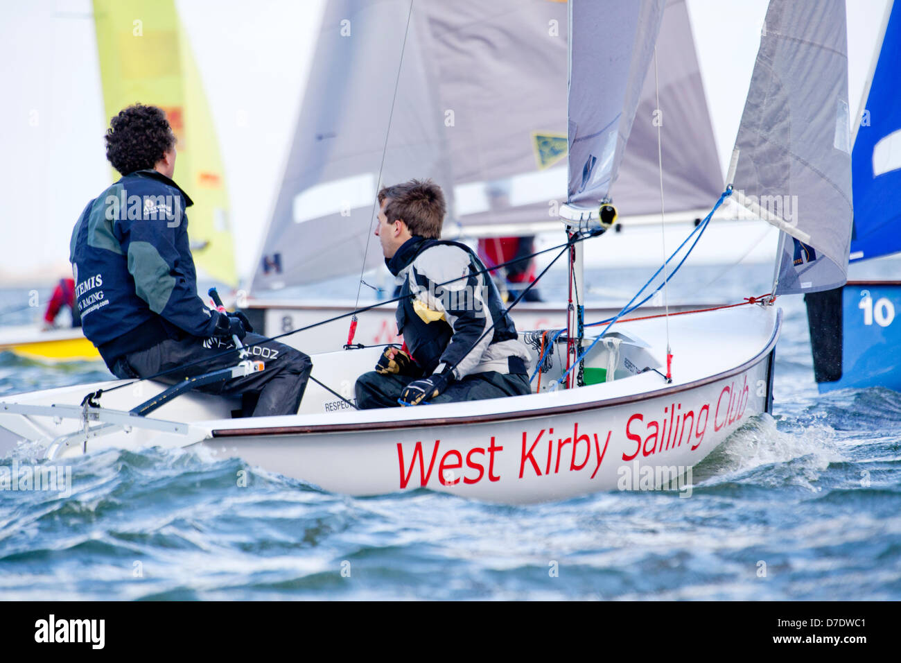 Wirrall, UK. 5. Mai 2013. Tag3 und letzten Tag der Veranstaltung. Wettbewerber Decend auf West Kirby marine See, Wirral, für den renommierten internationalen Schlauchboot Segel-Event The Wilson Trophy Regatta Credit: Steve Hirsch/Alamy Live News Stockfoto