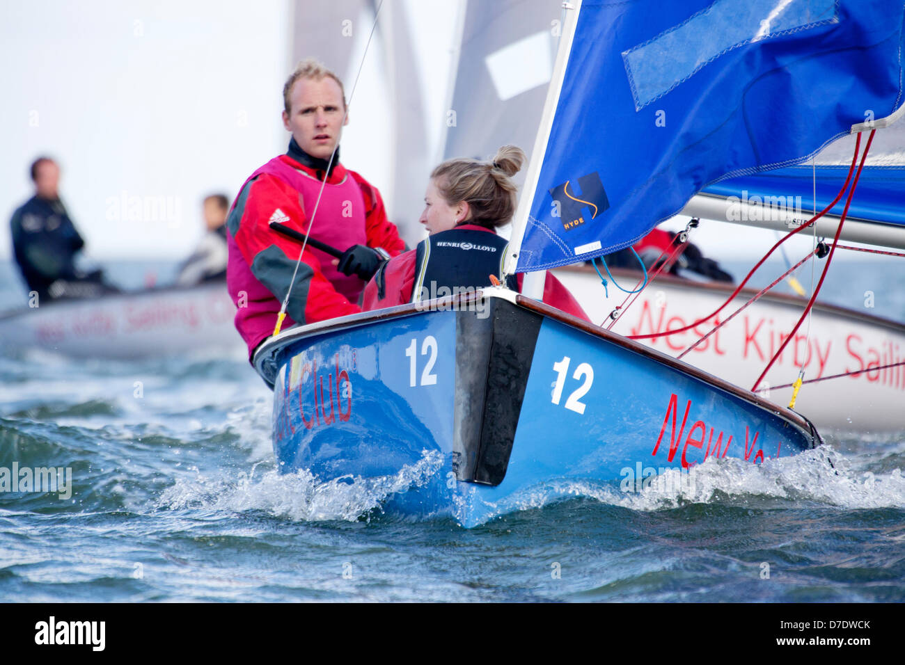 Wirrall, UK. 5. Mai 2013. Tag3 und letzten Tag der Veranstaltung. Wettbewerber Decend auf West Kirby marine See, Wirral, für den renommierten internationalen Schlauchboot Segel-Event The Wilson Trophy Regatta Credit: Steve Hirsch/Alamy Live News Stockfoto