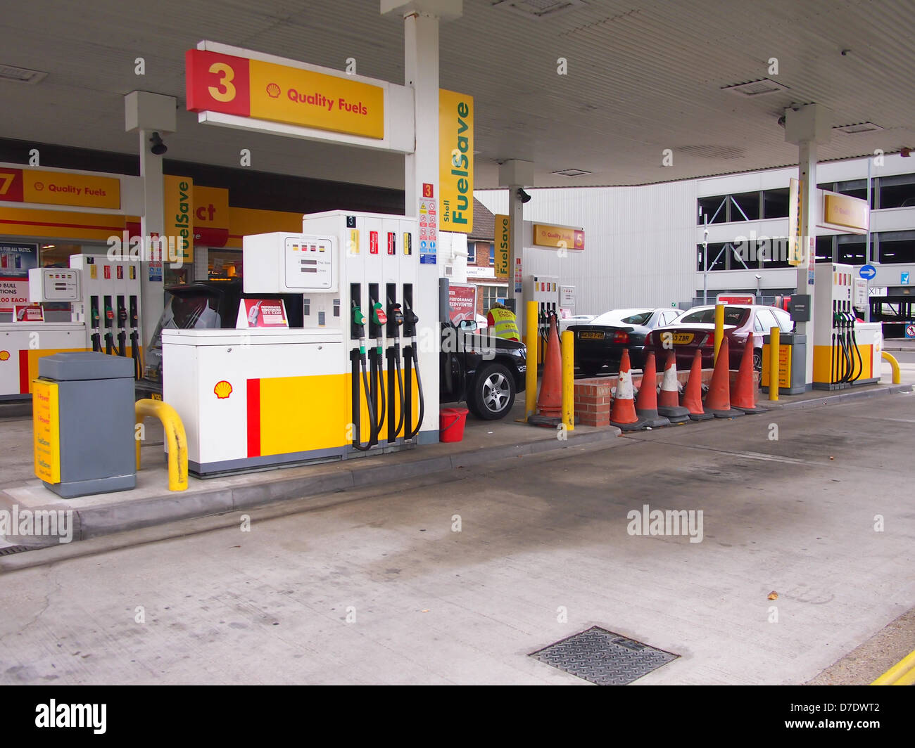 Shell Tankstelle Vorplatz mit SB-Zapfsäulen Stockfoto