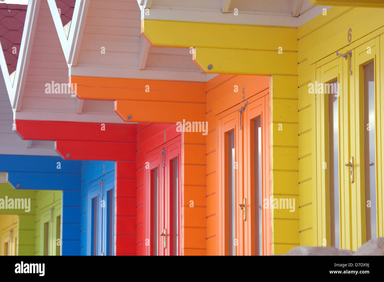 Farbenfrohe grafische Muster der Strandhütten. Stockfoto