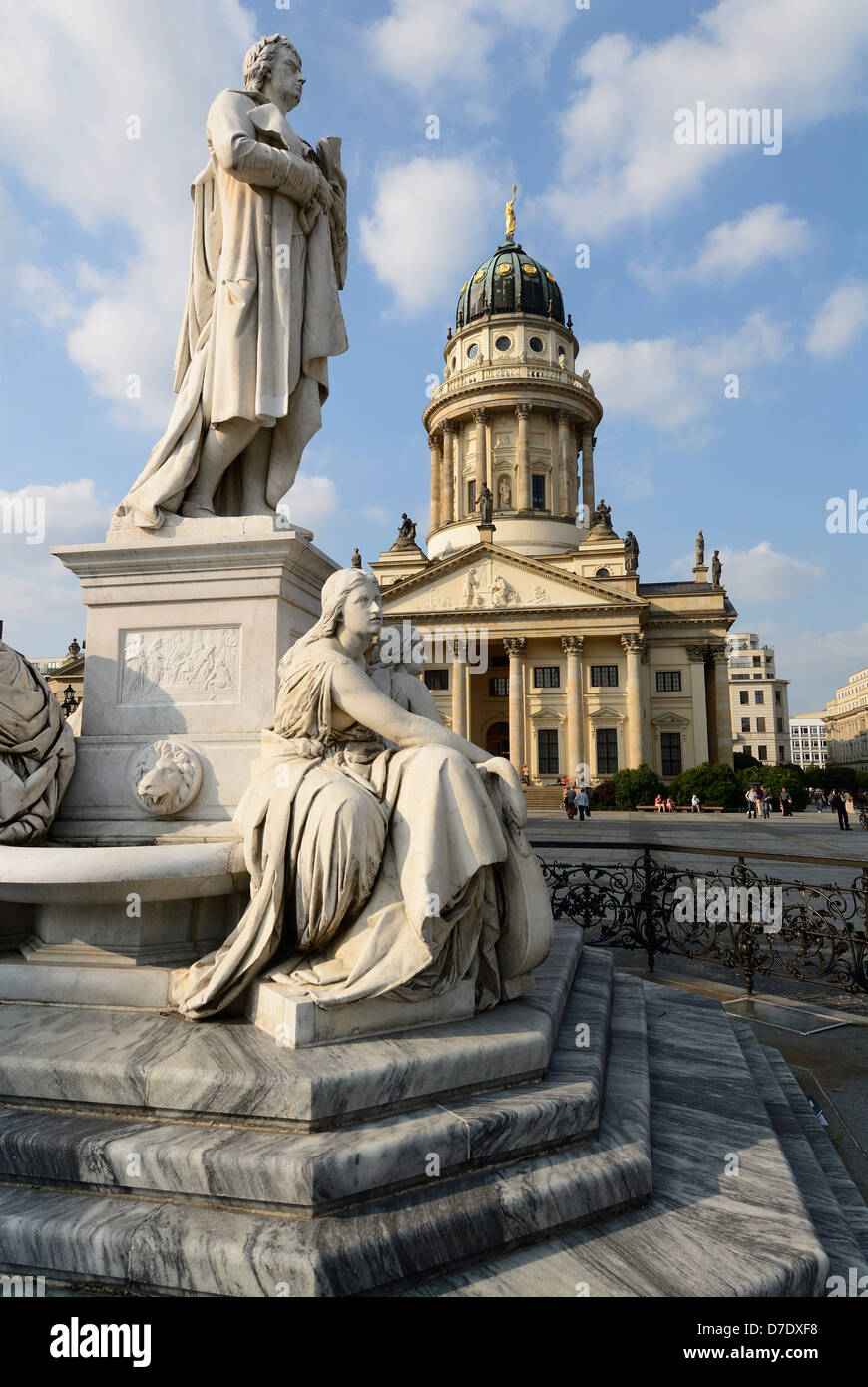 Gendarmenmarkt Friedrich Schiller Statue und der französische Dom Gendarmenmarkt Dom Berlin Deutschland. Stockfoto