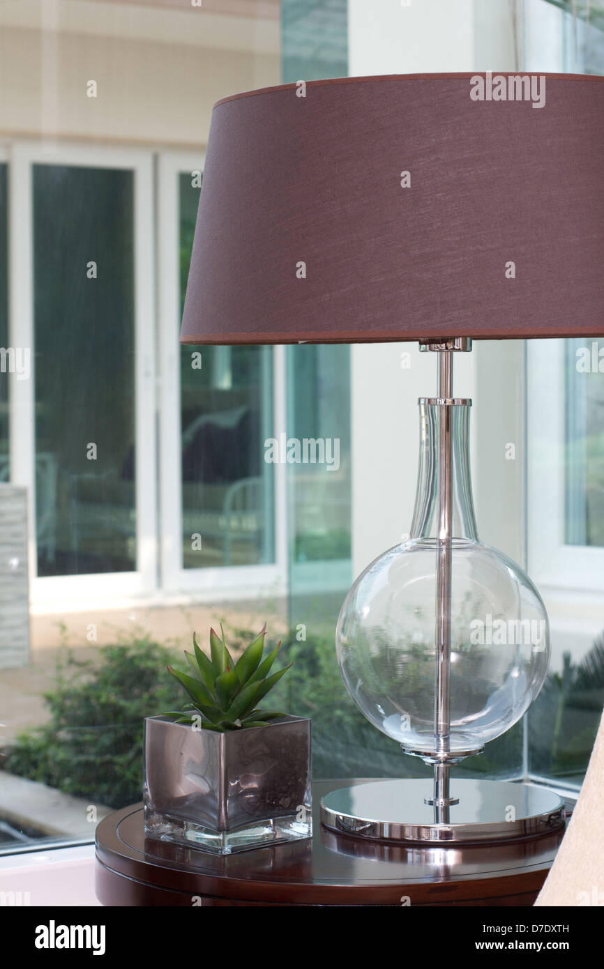 Modernes Design Lampe im Wohnzimmer eingerichtet Stockfoto