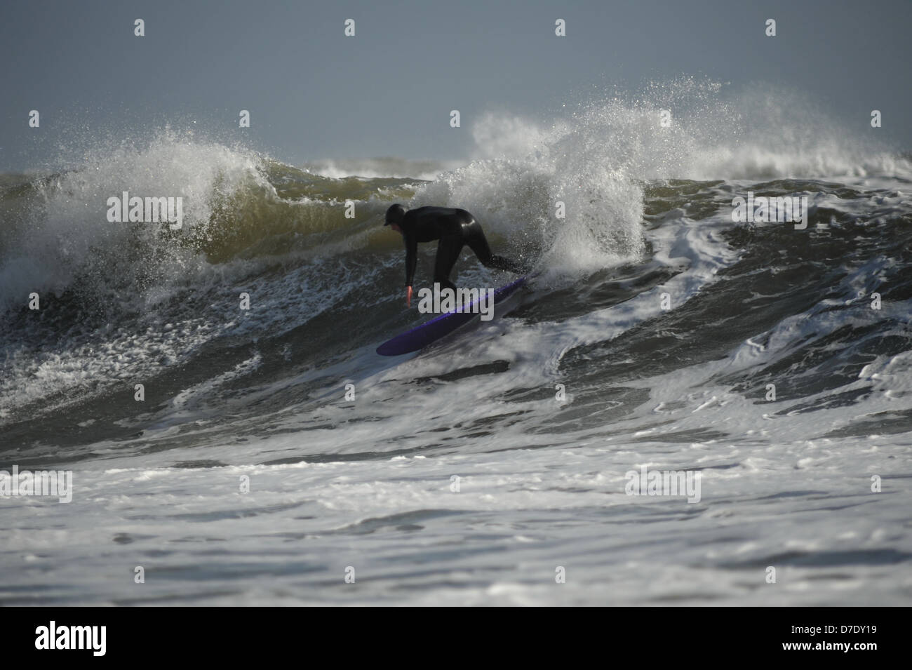 Ein großen Swell ist leicht von jungen Surfer auf Gower, Wales, UK ausgehandelt. Stockfoto