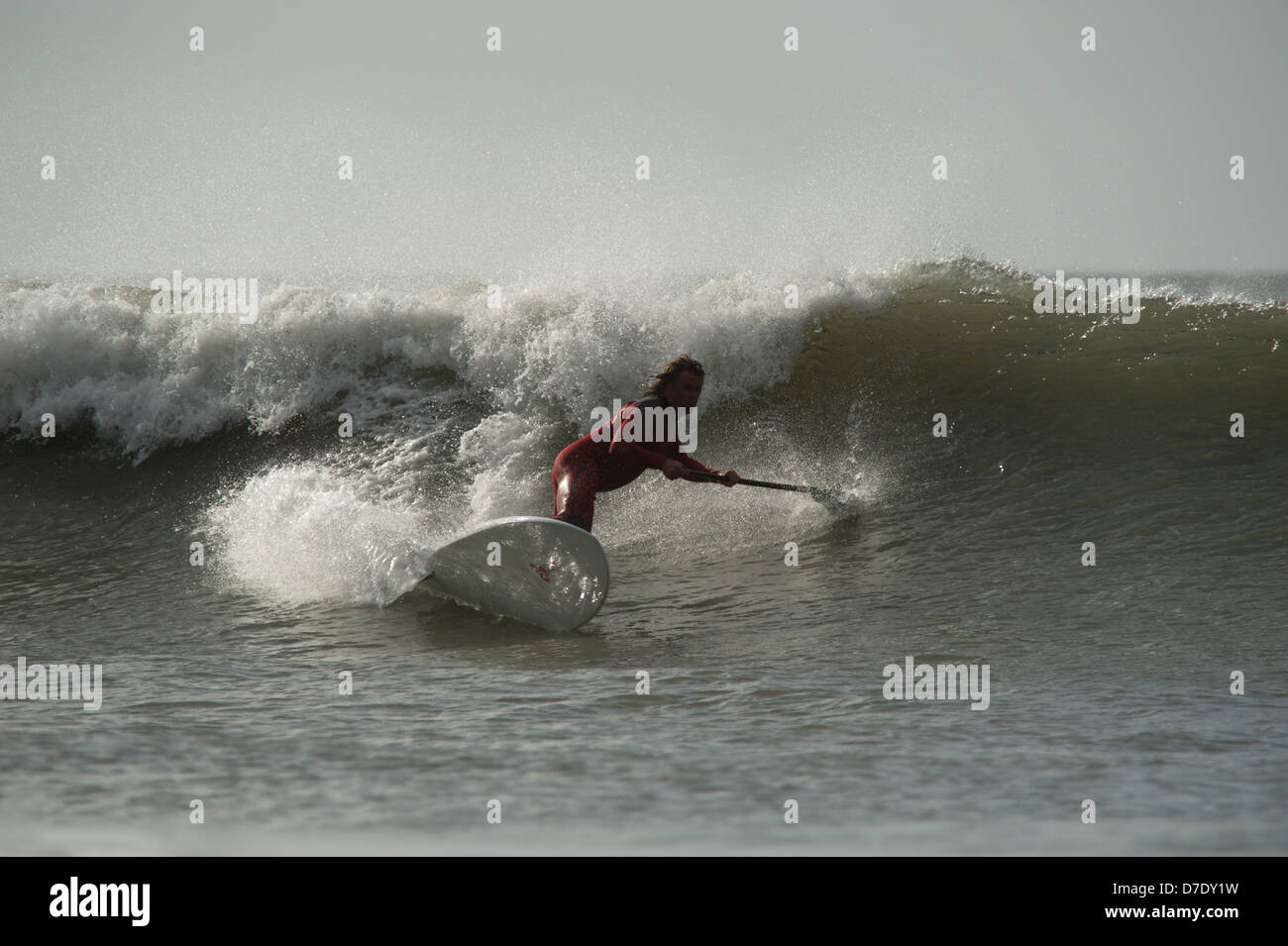 Stand-up Paddle Board Surfer Chris Griffiths britischer Meister zeigt den klassischen Surfer-Pfad über die Welle. Sequenz. Stockfoto