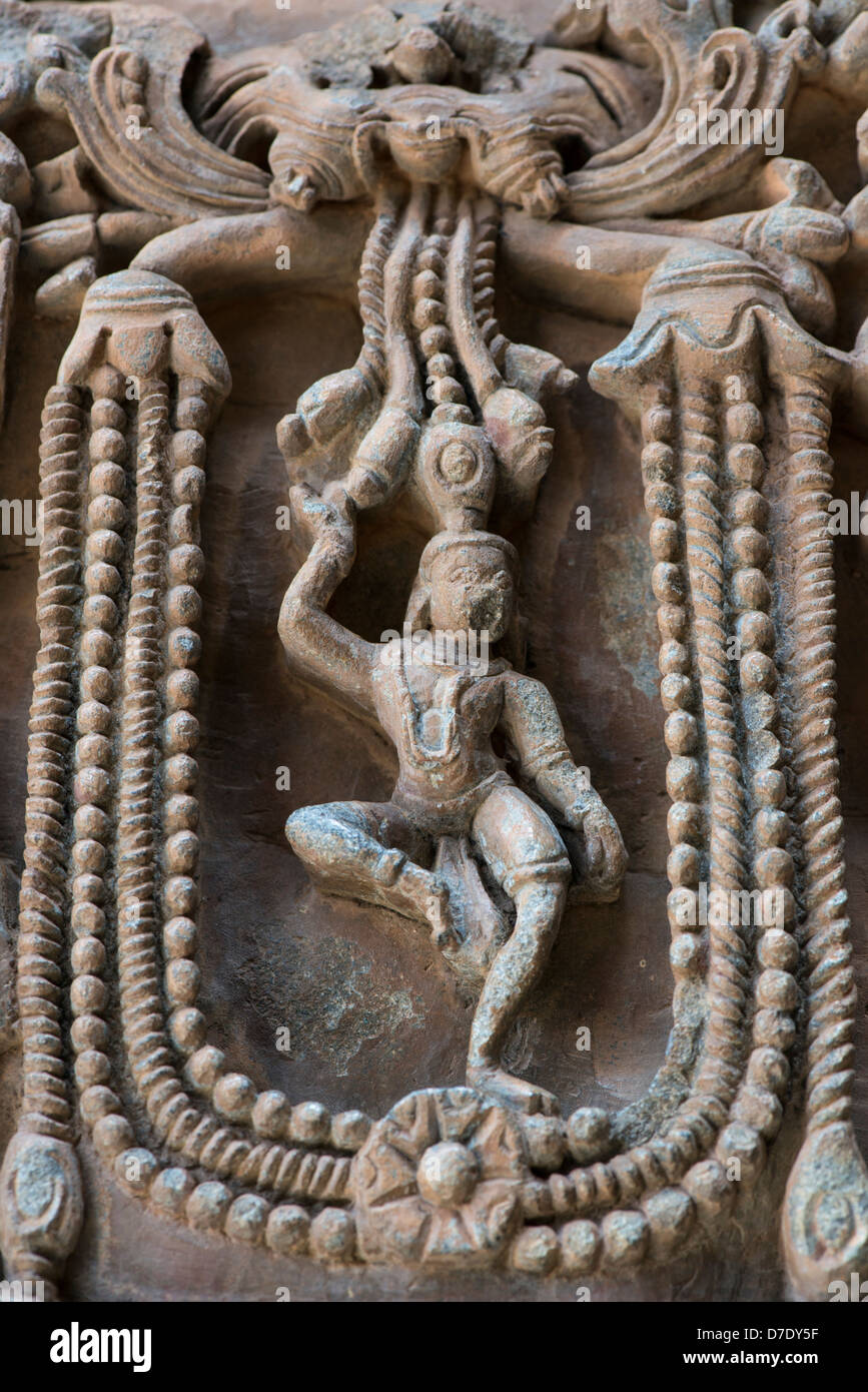 Eine tanzende Speckstein-Figur ziert den Hindu-Tempel im Dorasamudra, in der Nähe von Hassan, Karnataka, Indien Stockfoto