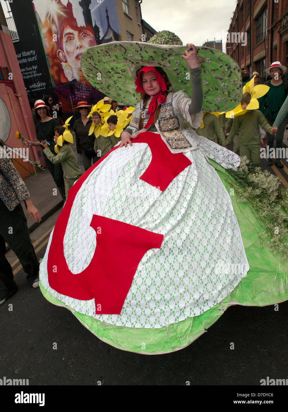 Die Parade, die Auftaktveranstaltung für das Brighton Festival Stockfoto