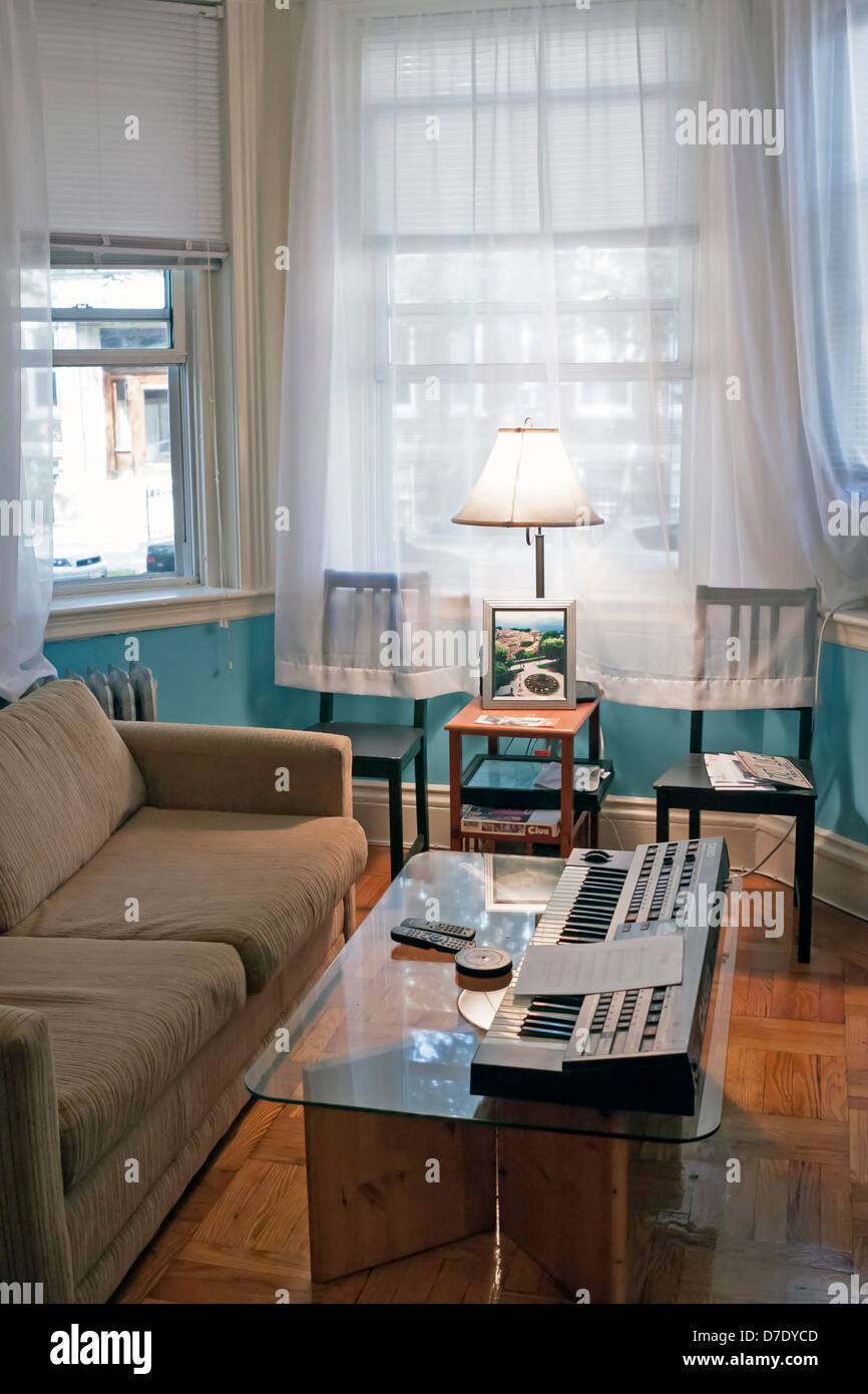 Ein Studio-Apartment in Boston verfügt über Holzfußböden und reichlich Licht. Stockfoto