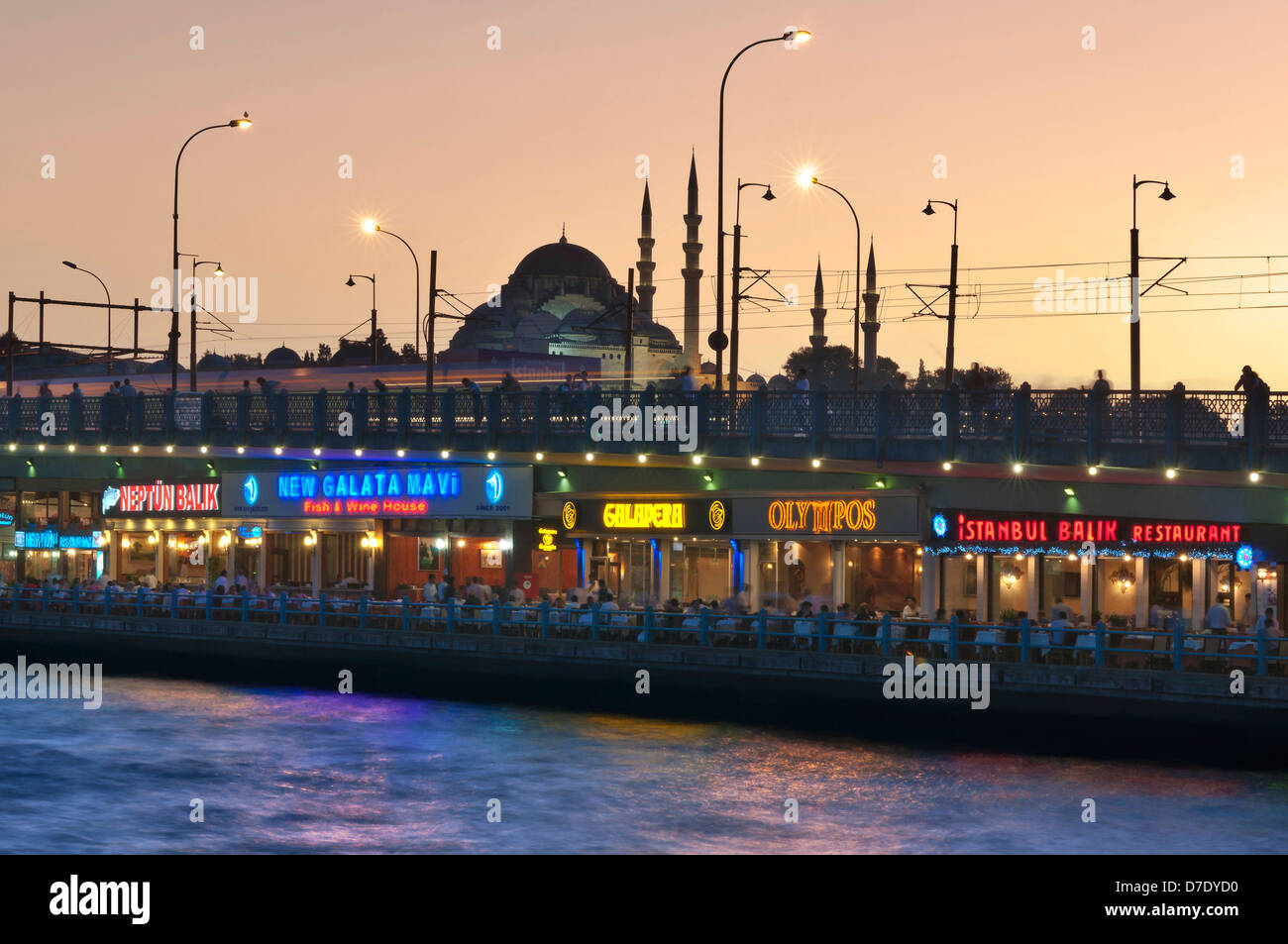 Die Galata-Brücke und der Süleymaniye-Moschee im Hintergrund in Istanbul. Stockfoto
