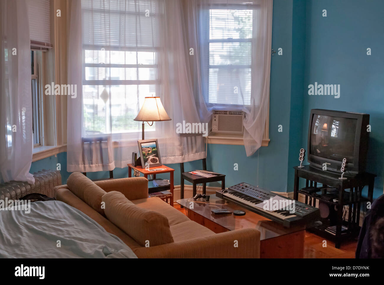 Ein Studio-Apartment in Boston verfügt über Holzfußböden und reichlich Licht. Stockfoto