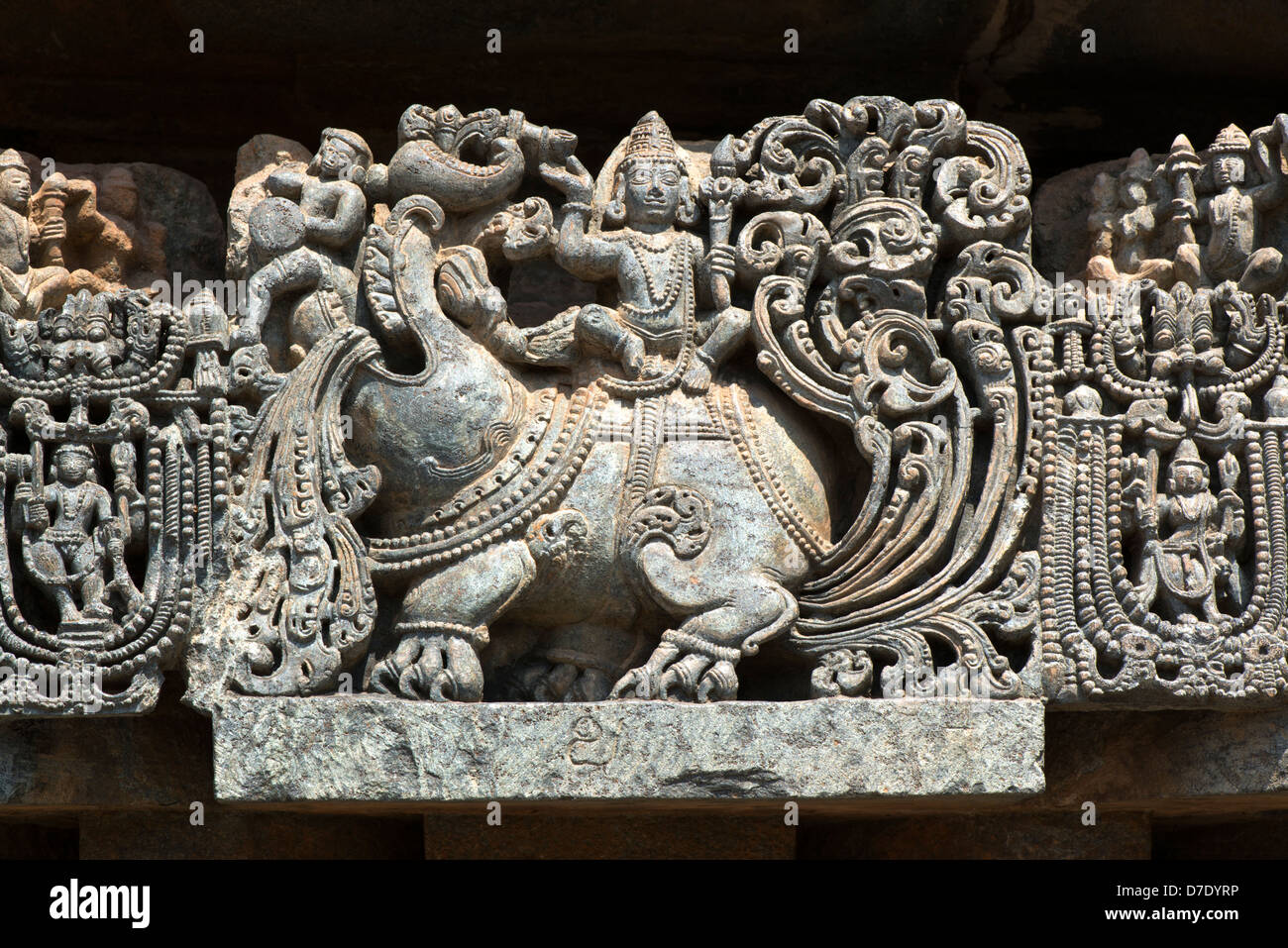 Beispiele für meisterhafte Skulptur der Hoysala schmücken den hinduistischen Hoysaleswara Tempel in Dorasamudra, in der Nähe von Hassan, Karnataka, Indien Stockfoto