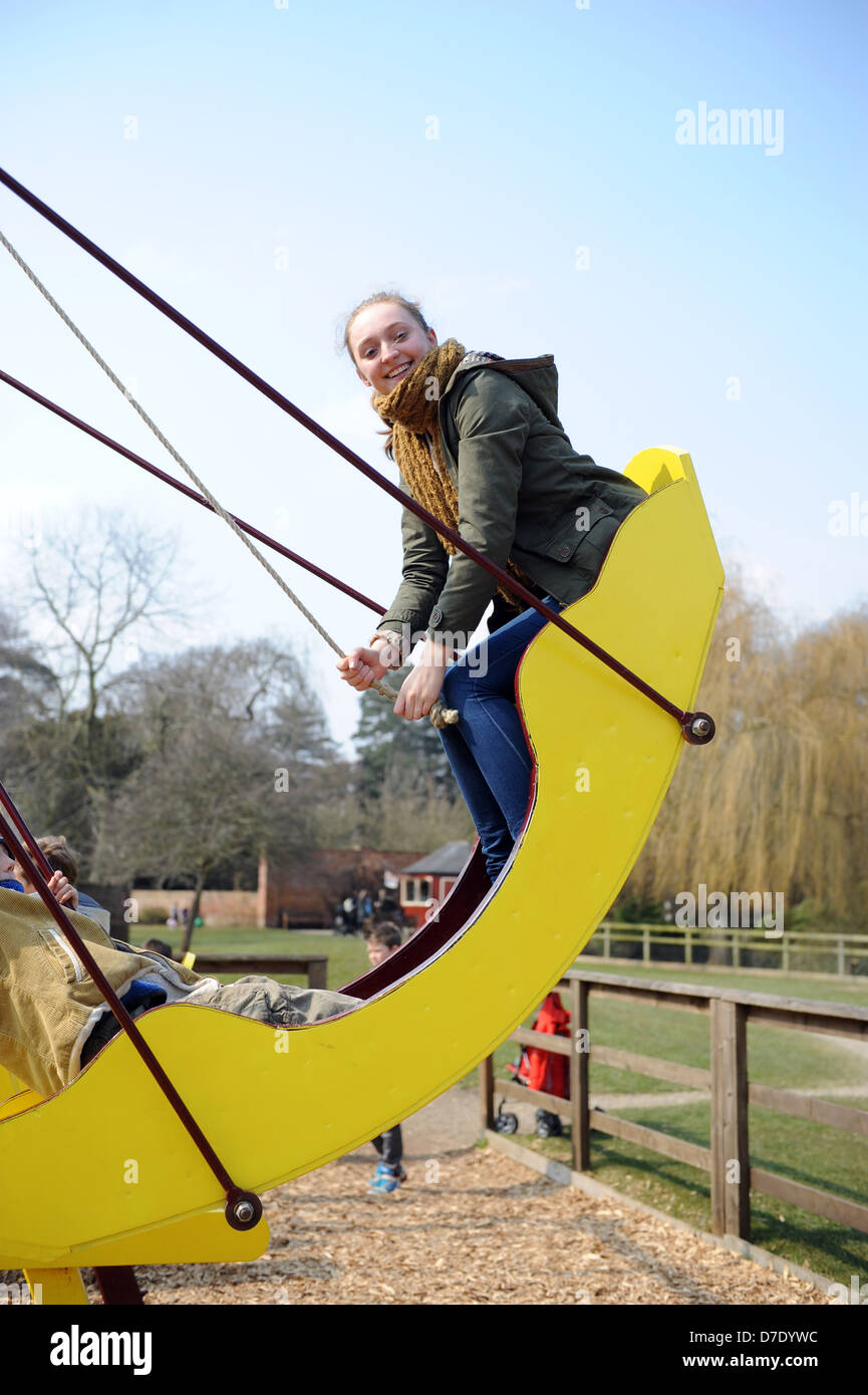 Teenager schwingen auf einer Fahrt auf dem Abenteuerspielplatz in Newby Hall, in der Nähe von Ripon in North Yorkshire. Stockfoto