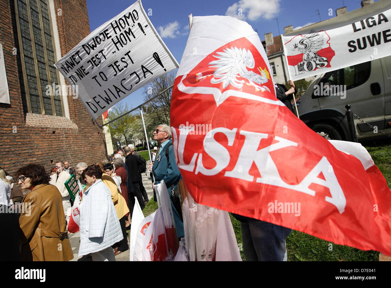 Danzig, Polen 5. Mai 2013 Demonstration gegen die Expansion der Homosexualität von Recht und Gerechtigkeit (PiS)-Partei Anhänger, Katholiken und Nacionalists organisiert. Menschen mit polnischen Fahnen und transparente Anti-Homosexuell geht von St. Katharina Kirche zu König Johann II. Sobieski-Denkmal. Stockfoto