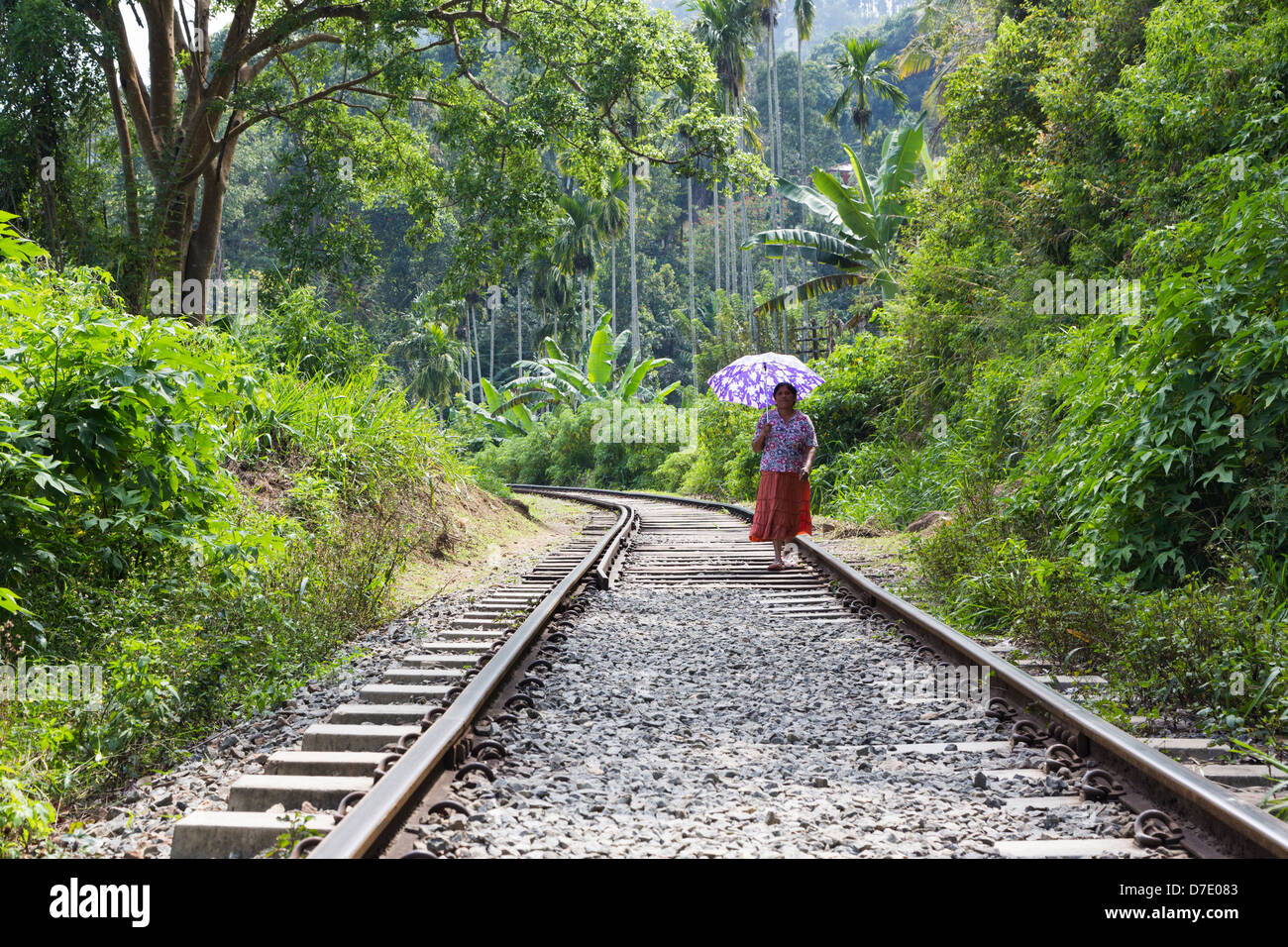 Frau zu Fuß auf Eisenbahnen Spur in Sri Lanka Dschungel in der Nähe von Ella. Stockfoto