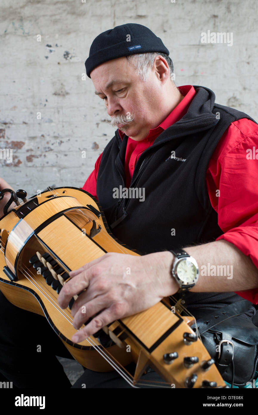 Das Rochester fegt Festival zieht Volkstanz und Musik aus ganz Großbritannien. Ein Mann, ein Hurdy Gurdy spielen. Stockfoto