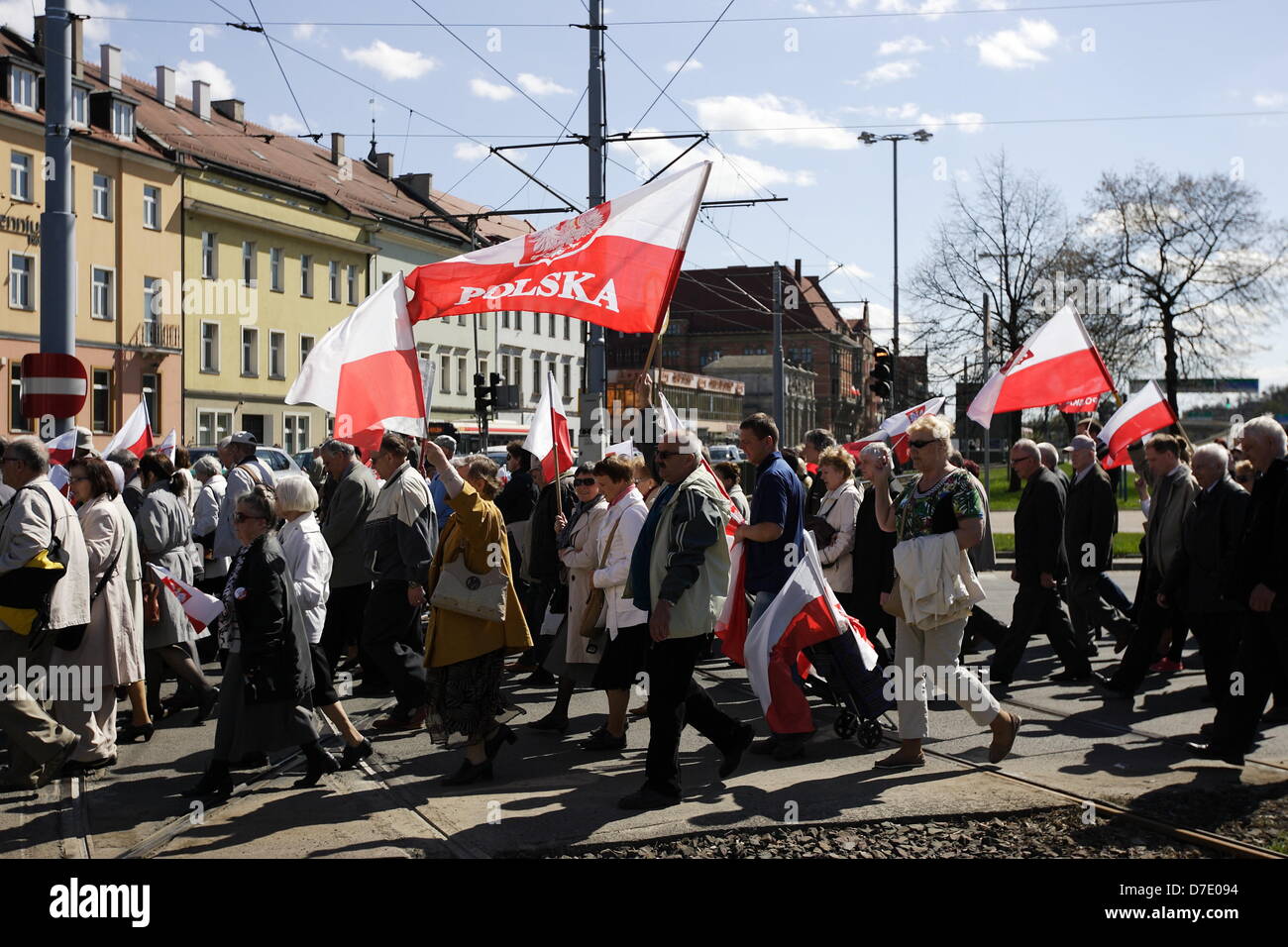 Danzig, Polen 5. Mai 2013 Demonstration gegen die Expansion der Homosexualität von Recht und Gerechtigkeit (PiS)-Partei Anhänger, Katholiken und Nacionalists organisiert. Menschen mit polnischen Fahnen und transparente Anti-Homosexuell geht von St. Katharina Kirche zu König Johann II. Sobieski-Denkmal. Stockfoto