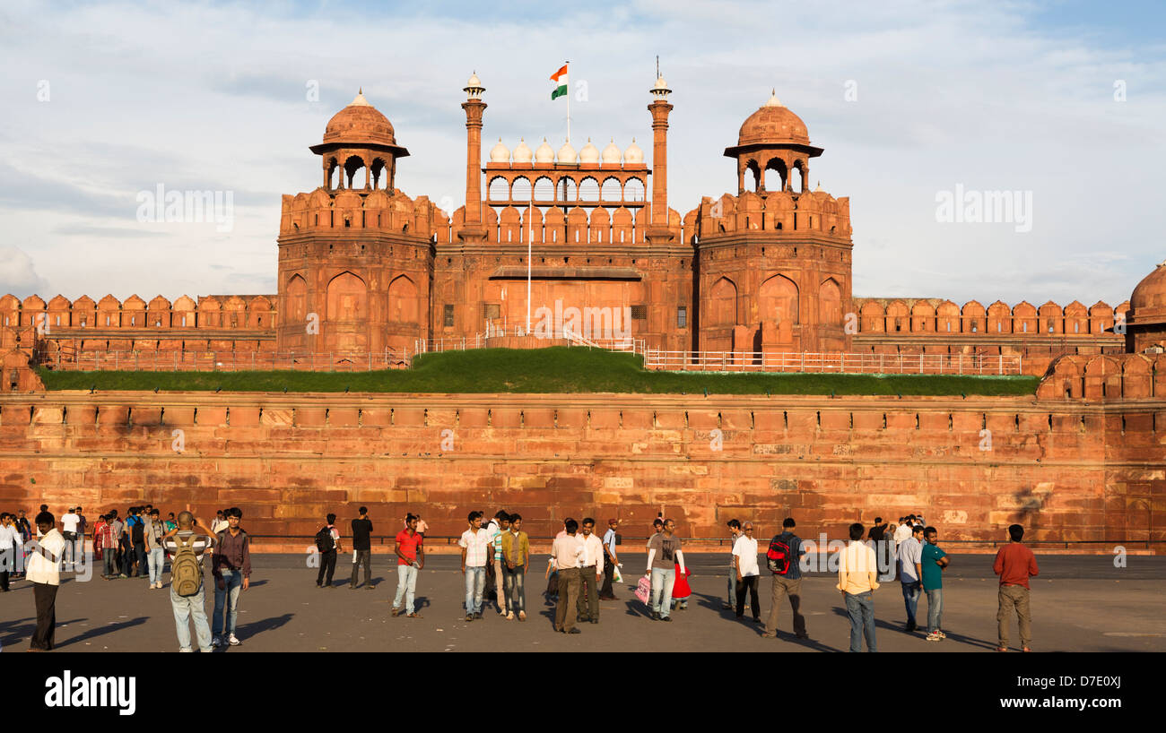 Touristen vor Lahore Tor des Roten Forts in der Altstadt von Delhi, Indien Stockfoto