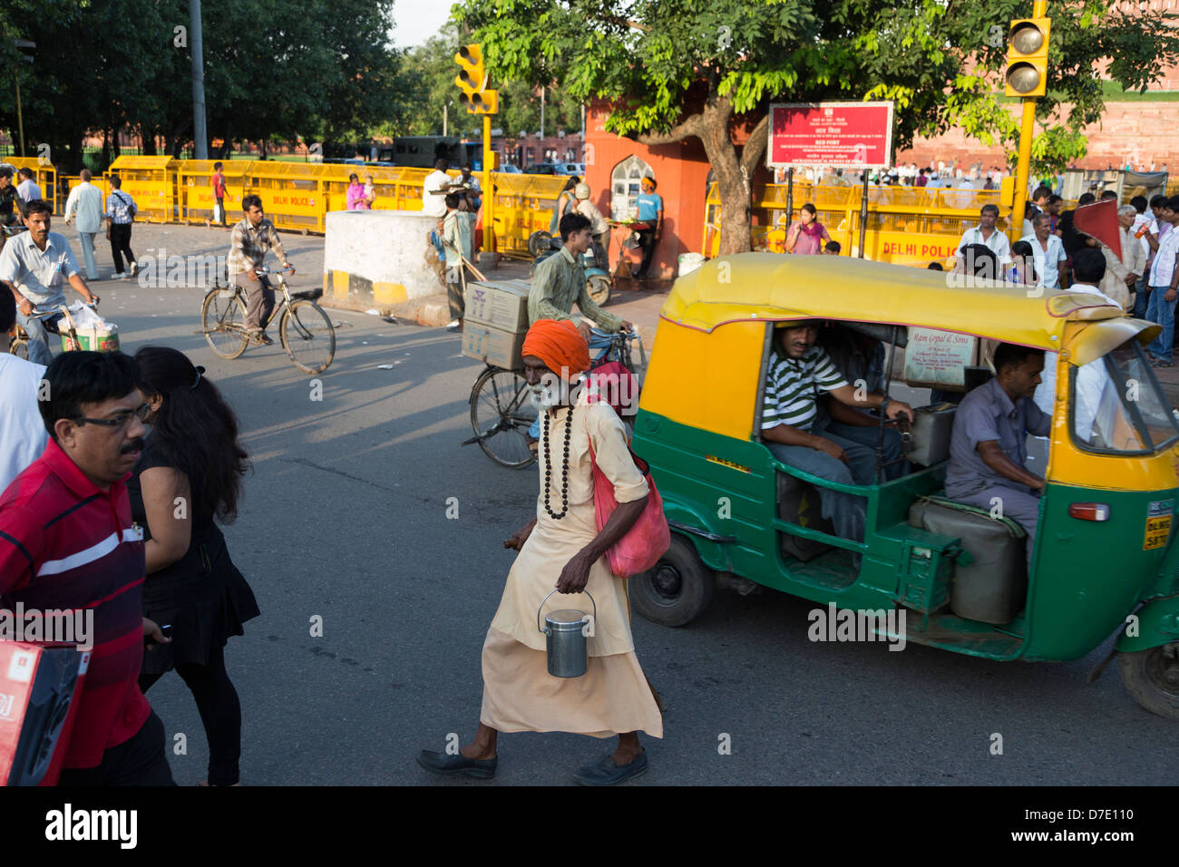 Ein indischer Sadhu überfüllten Strassen in Neu Dehli, Indien Stockfoto