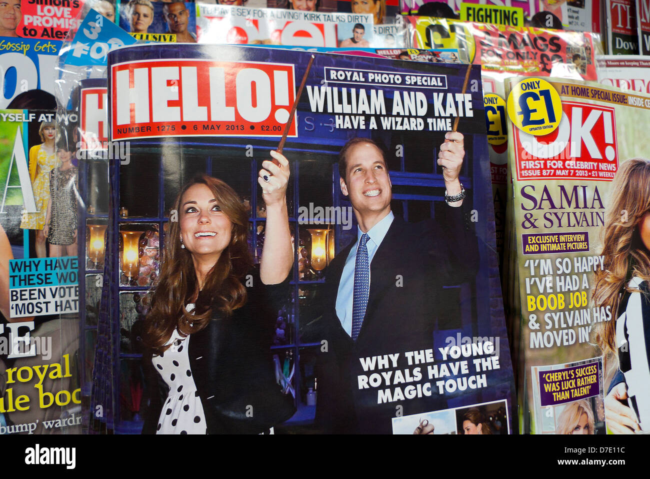 Prince „William and Kate have a Wizard time“ Headline auf dem Cover des Hello Magazine auf W.H. Smith Zeitung Zeitungsstand News Shelf London England Großbritannien Stockfoto