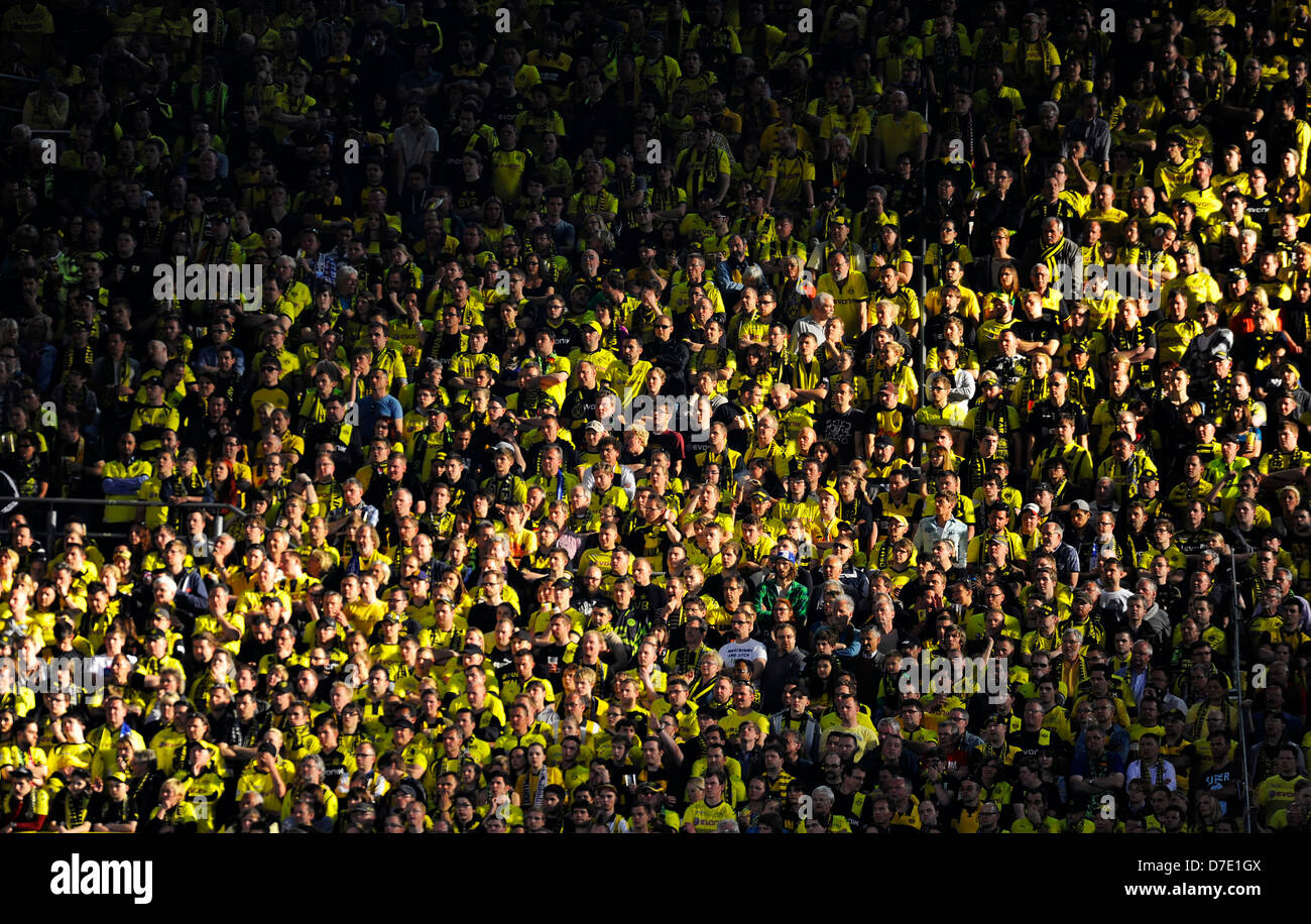 Fans des Fußballvereins Borussia Dortmund bilden ein Muster der Vereine Farben in schwarz und gelb auf der Tribüne Stockfoto