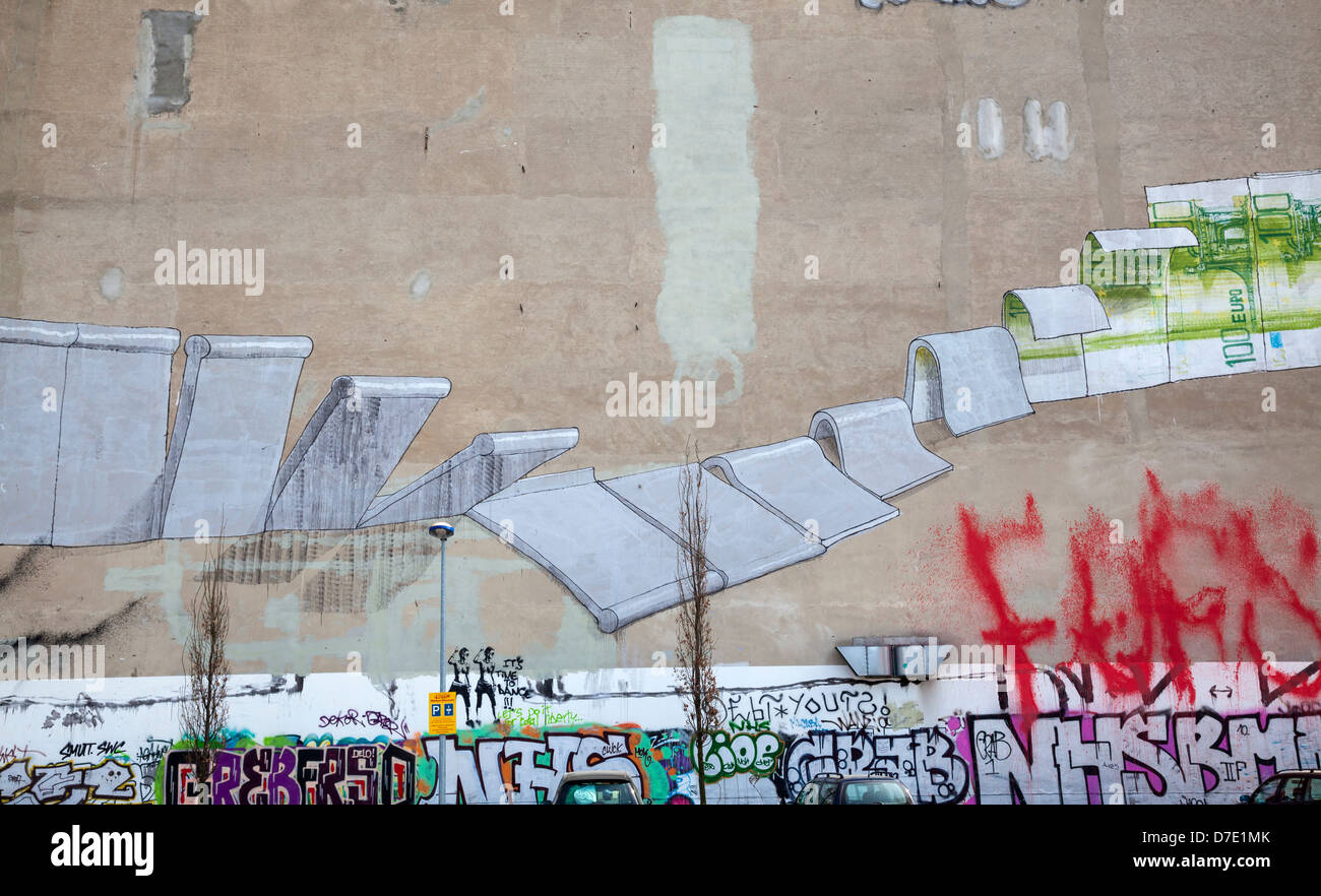 Street Art von Blu, Kreuzberg – Berliner Mauer fallen, Euro steigt, Berlin, Deutschland Stockfoto