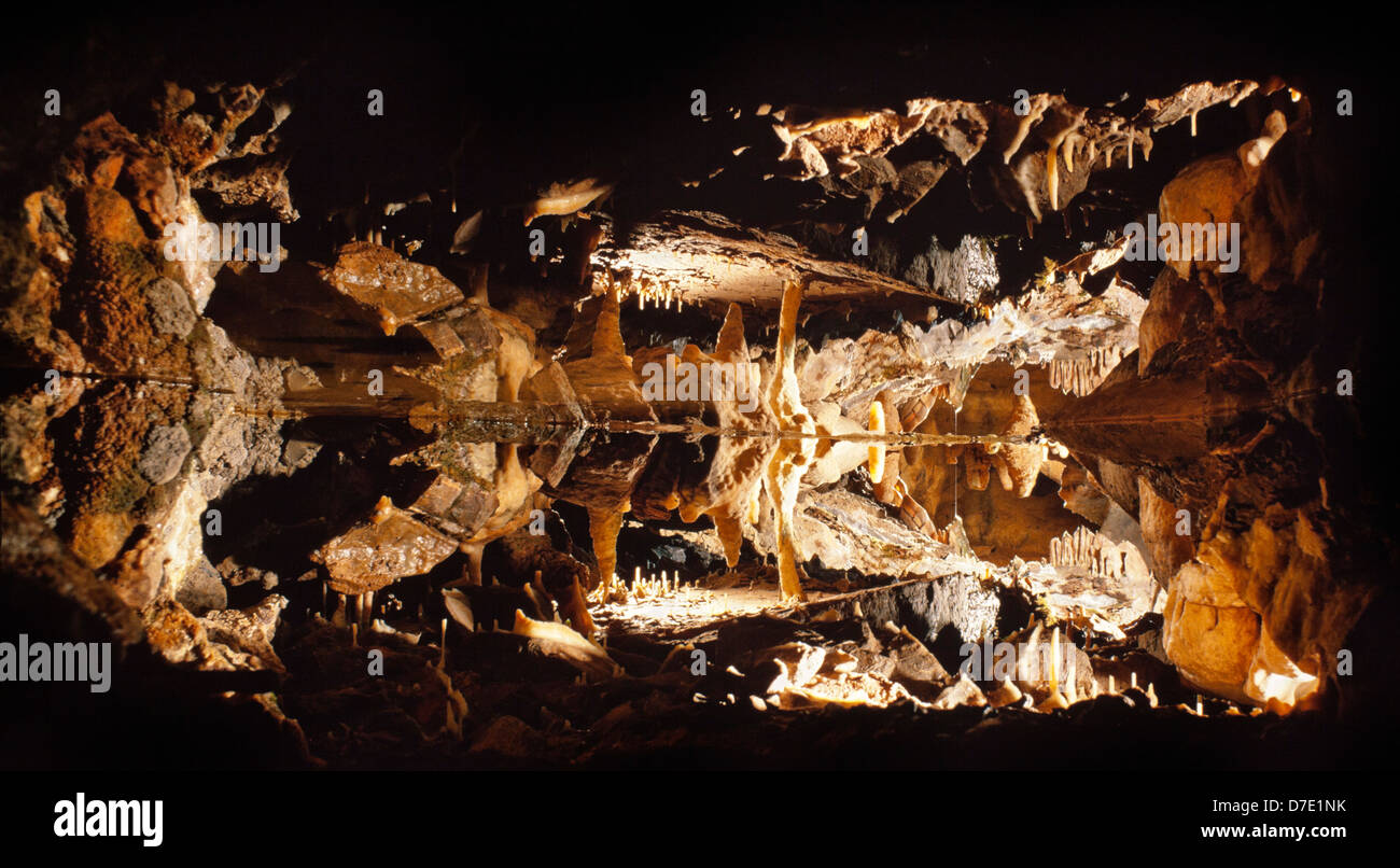 Spiegelreflexionen Wasser noch unterirdischen Pool, Gough Höhle, Cheddar, UK. Kalkstein-Formationen Stockfoto