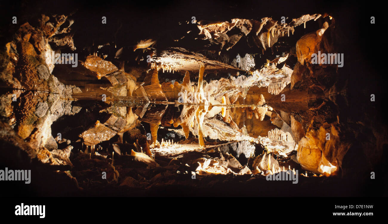Spiegelreflexionen Wasser noch unterirdischen Pool, Gough Höhle, Cheddar, UK. Kalkstein-Formationen Stockfoto