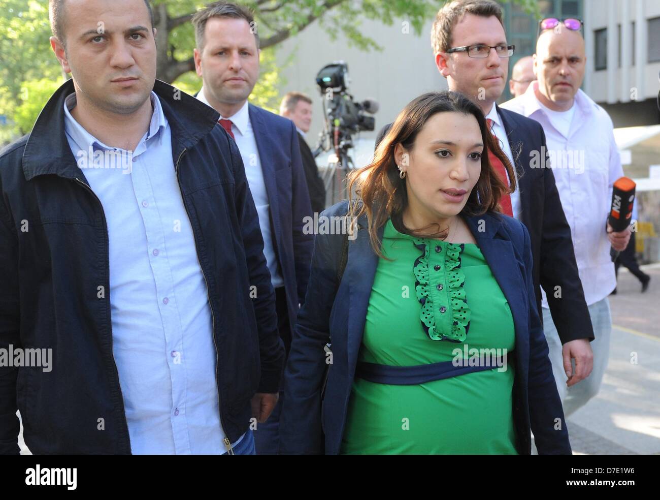 Tochter des ersten Opfers NSU, Semiya Simsek, verlässt die Criminal Justice Center nach einer Tour für Familienangehörige von NSU Opfern in München, Deutschland, 5. Mai 2013. 6. Mai 2013 startet der Prozess gegen mutmaßliche Mitglieder der deutschen rechtsextremen Terrorgruppe NSU. Foto: ANDREAS GEBERT Stockfoto