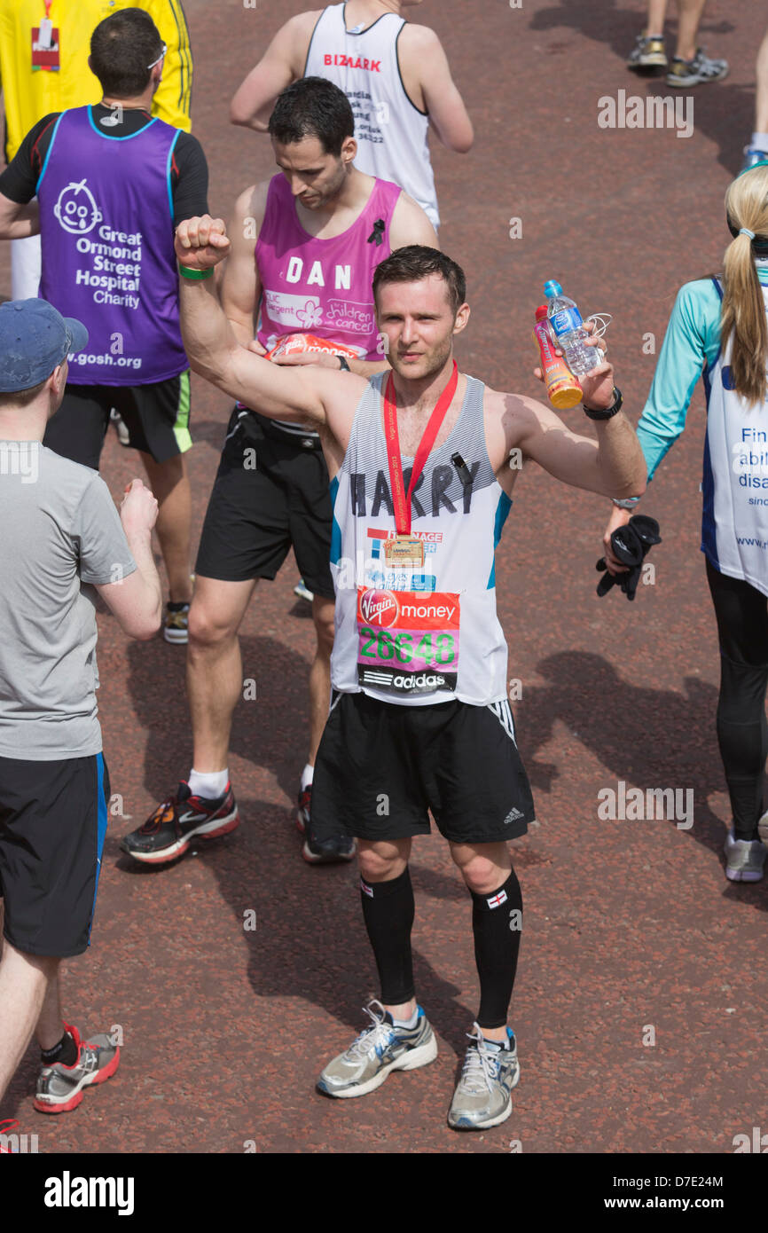 Virgin London Marathon 2013, Harry Judd von McFly mit einer Medaille nach dem Rennen Stockfoto
