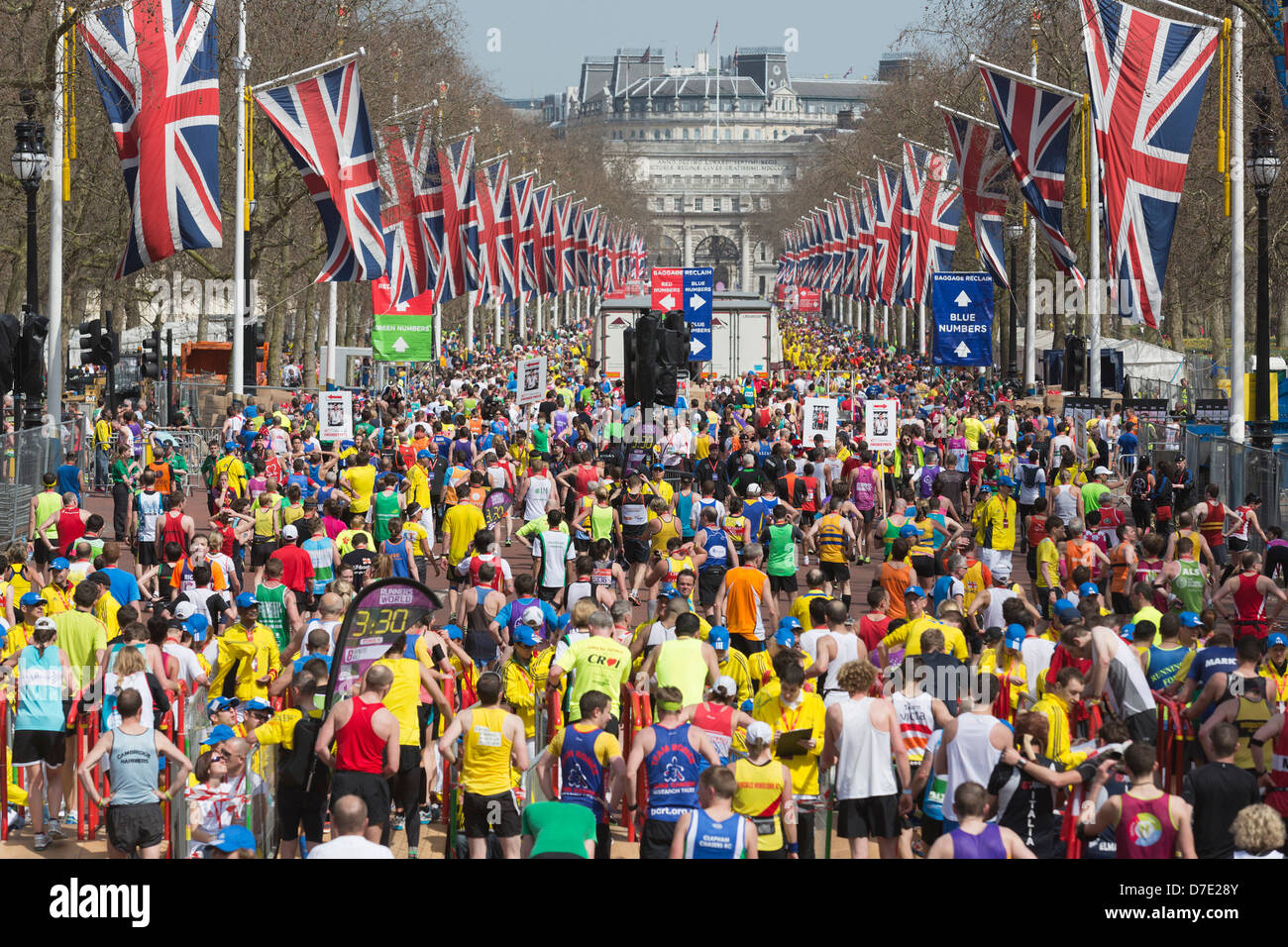 Virgin London Marathon 2013, Finisher des Rennens auf der Mall Stockfoto