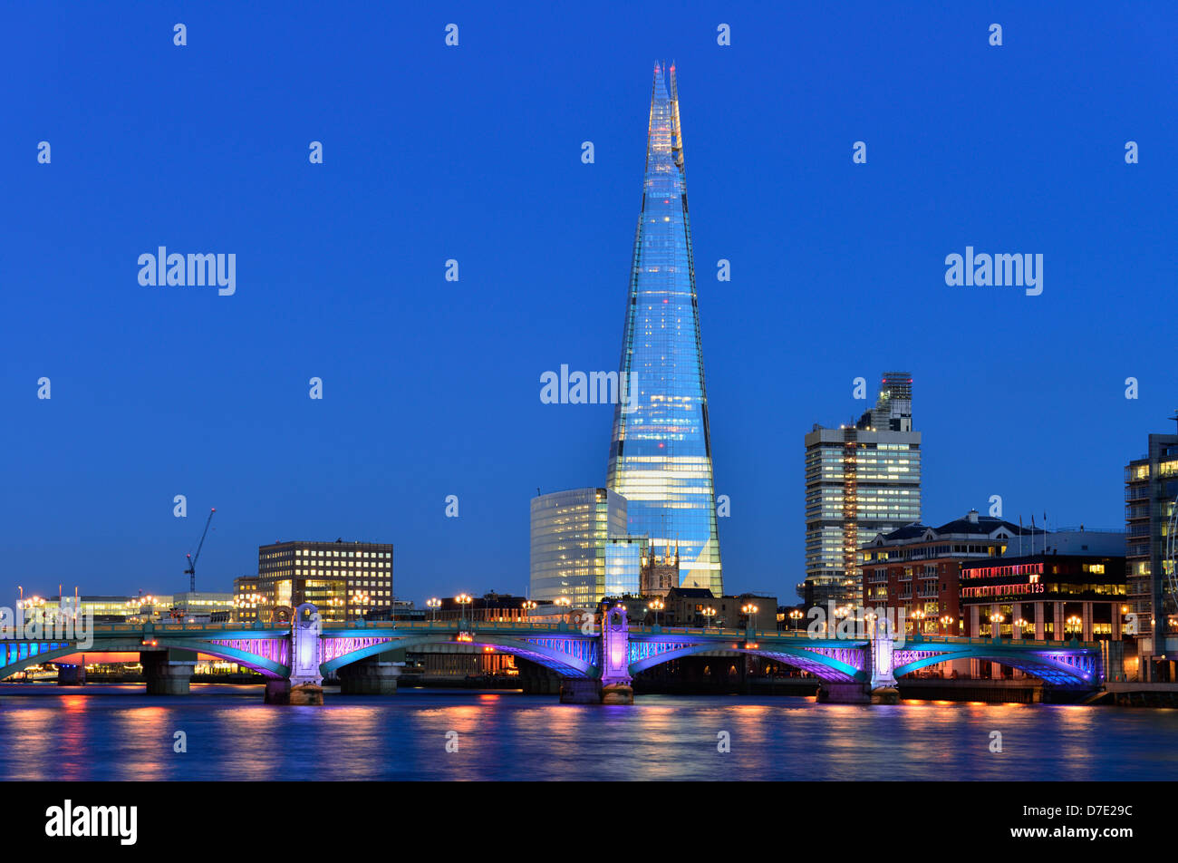 Splitter bei Dämmerung, London Bridge Viertel, Southwark Bridge, London, Vereinigtes Königreich Stockfoto