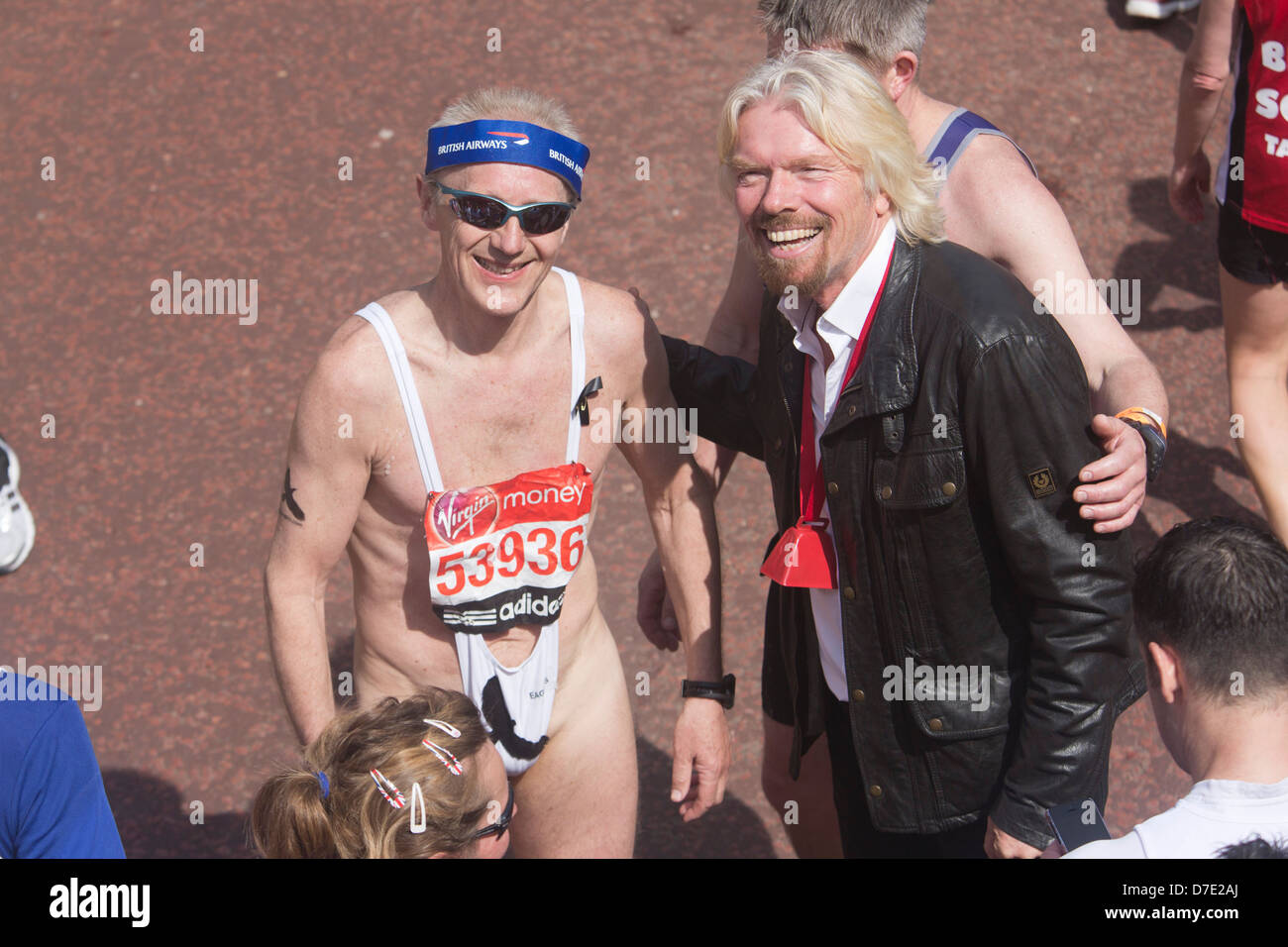 Virgin London Marathon 2013, Sir Richard Branson mit Läufer in einen Mankini und British Airways bandana Stockfoto