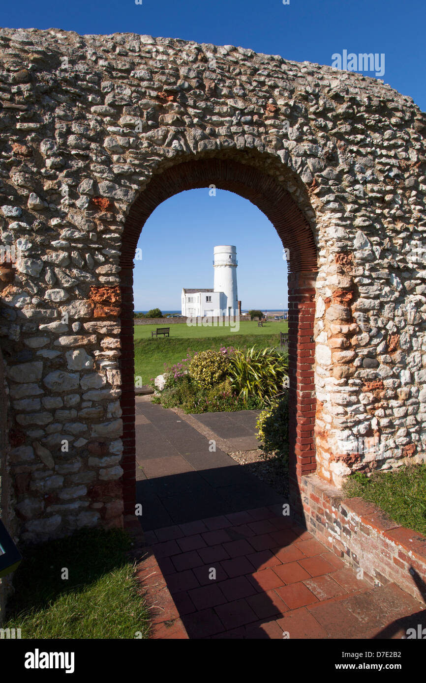 Der alte Leuchtturm und die Überreste der St. Edmund-Kapelle in Hunstanton, North Norfolk, England, UK Stockfoto