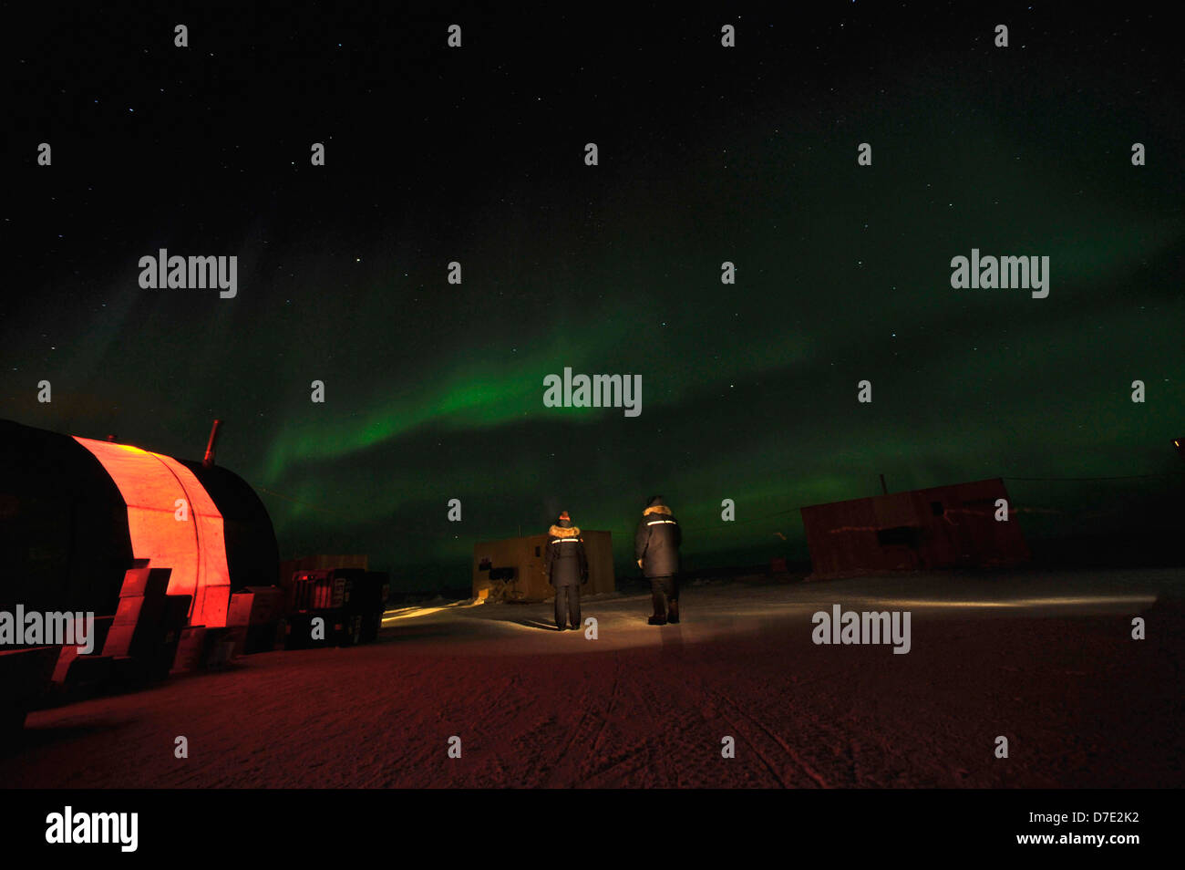 Personal von der angewandte Physik-Labor Ice Bahnhof Armbanduhr Aurora Borealis Leuchten am Nachthimmel über der Arktis Lager während Eis Übung 21. März 2009 im arktischen Ozean. Stockfoto