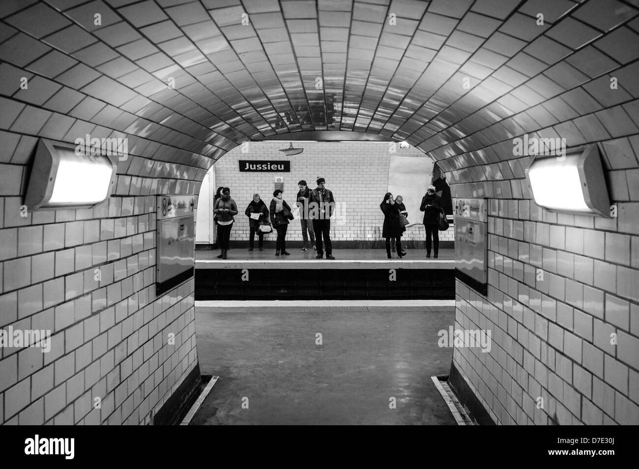 Menschen in der U-Bahn warten. Stockfoto