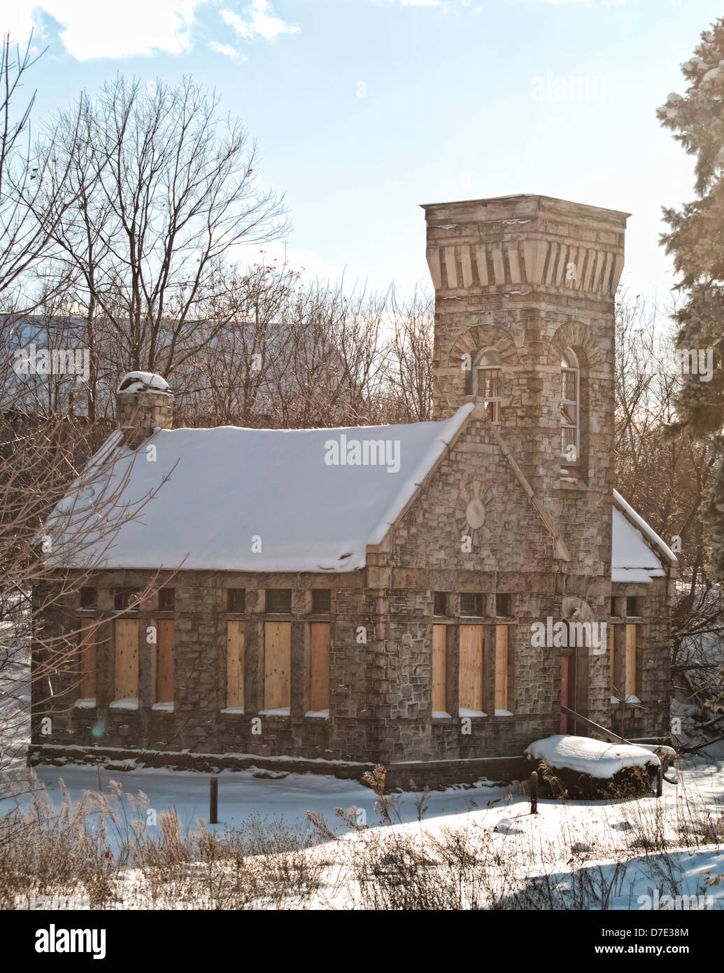 Kirche im historischen Oakwood Cemetery in Syracuse, New York. Gescannter Umkehrfilm Stockfoto