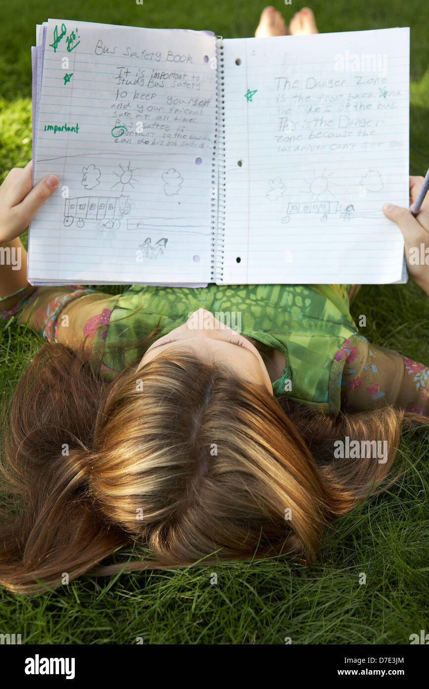 8 Jahre altes Mädchen Hausaufgaben Stockfoto