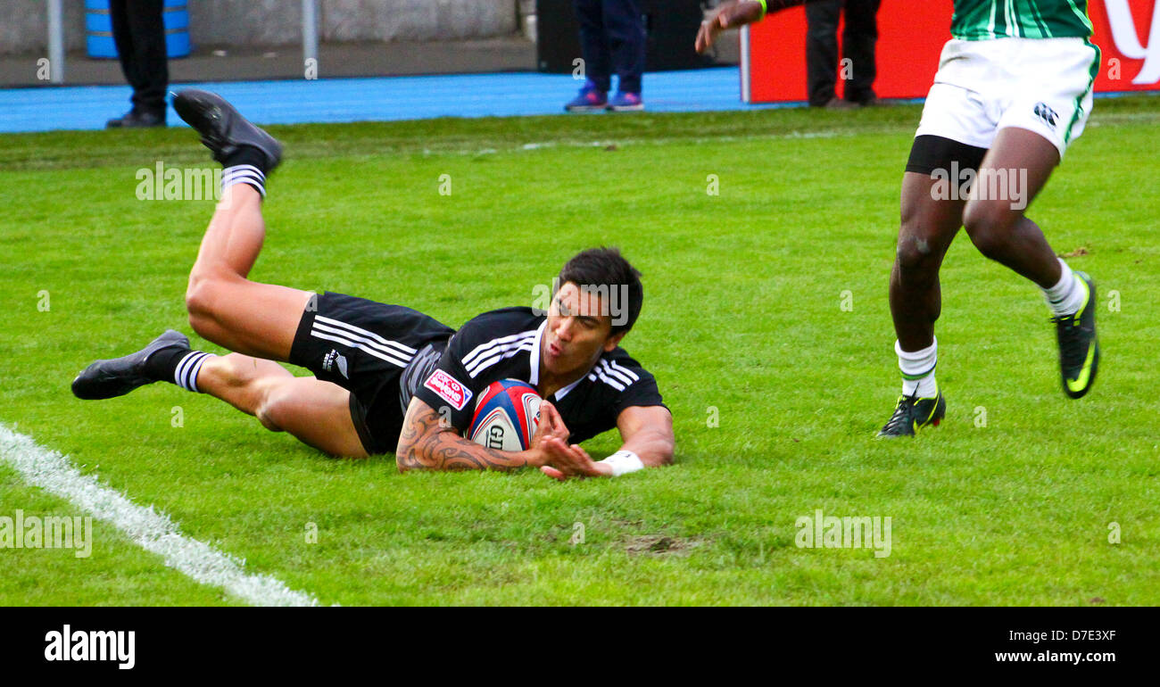 Glasgow, Schottland. 5. Mai 2013. Glasgow, Schottland. 5. April 2013.  während der Glasgow Emirates Airline Glasgow 7 s aus Scotstoun. Cup-Finale in Südafrika 28 V 21 New Zealand Trinity Spooner-Neera mit NZ 3. versuchen, die zu wenig zu spät zur Abwehr von Südafrika Sieger war. Bildnachweis: ALAN OLIVER / Alamy Live News Stockfoto