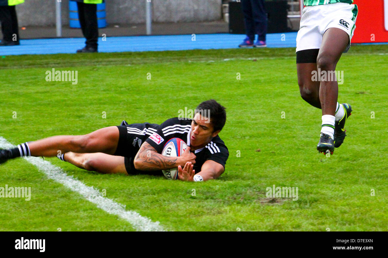 Glasgow, Schottland. 5. Mai 2013. Glasgow, Schottland. 5. April 2013.  während der Glasgow Emirates Airline Glasgow 7 s aus Scotstoun. Cup-Finale in Südafrika 28 V 21 Neuseeland New Zealand Trinity Spooner-Neera mit NZ 3. versuchen, die zu wenig zu spät zur Abwehr von Südafrika Sieger war. Bildnachweis: ALAN OLIVER / Alamy Live News Stockfoto