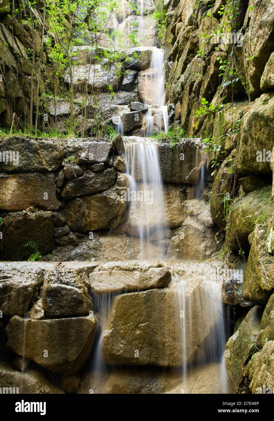 Künstlichen Wasserfall. Das Foto zeigt einen künstlichen Wasserfall in der Natur. Stockfoto
