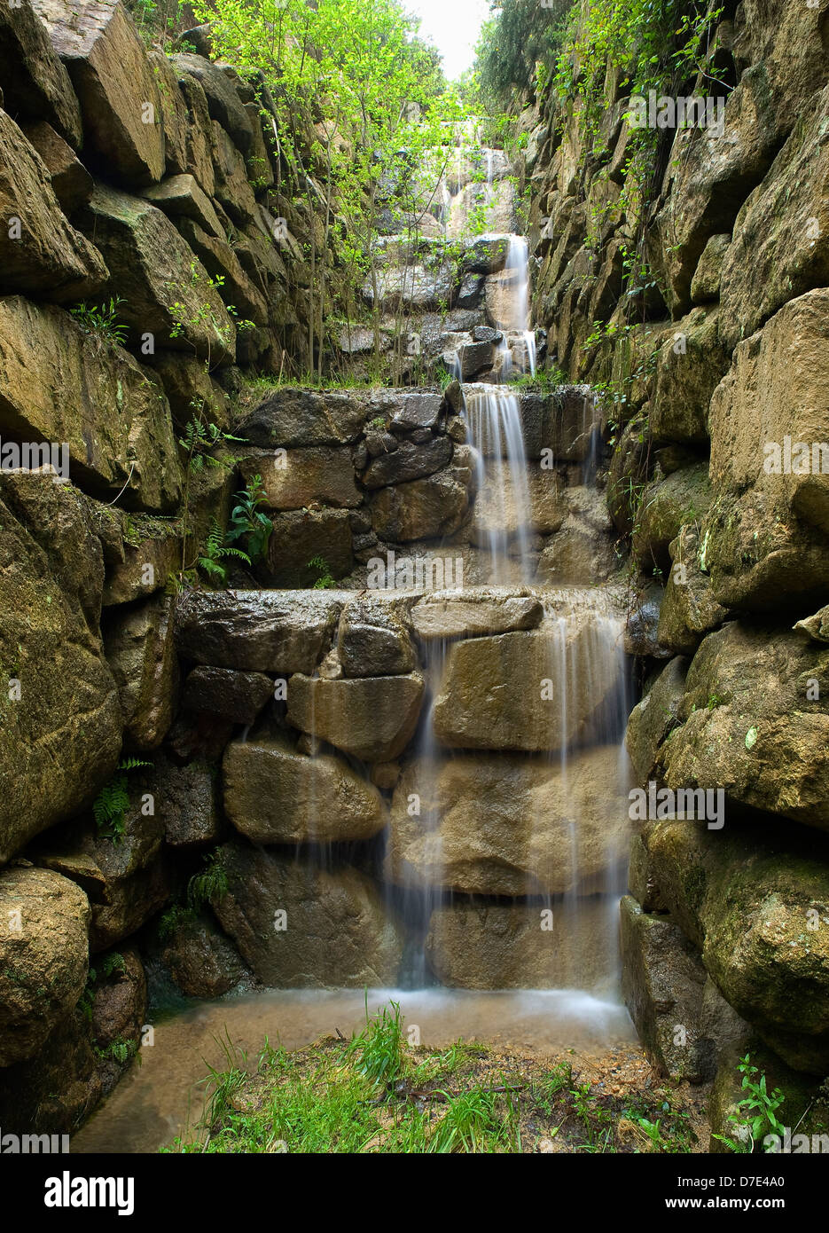 Künstlichen Wasserfall. Das Foto zeigt einen künstlichen Wasserfall in der Natur. Stockfoto