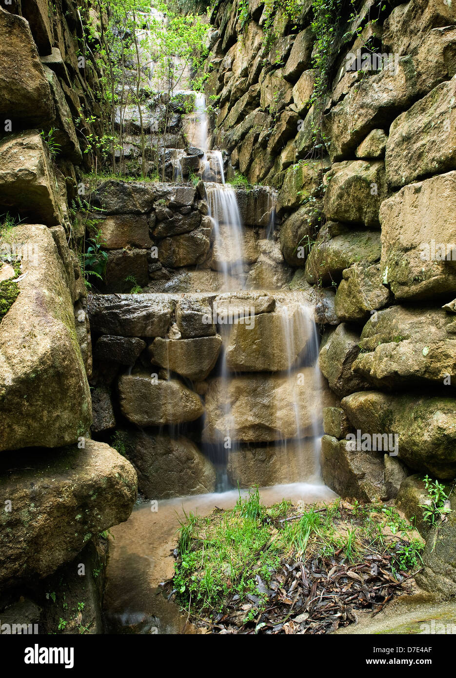 Künstlichen Wasserfall. Das Foto zeigt einen künstlichen Wasserfall in der Natur. Stockfoto