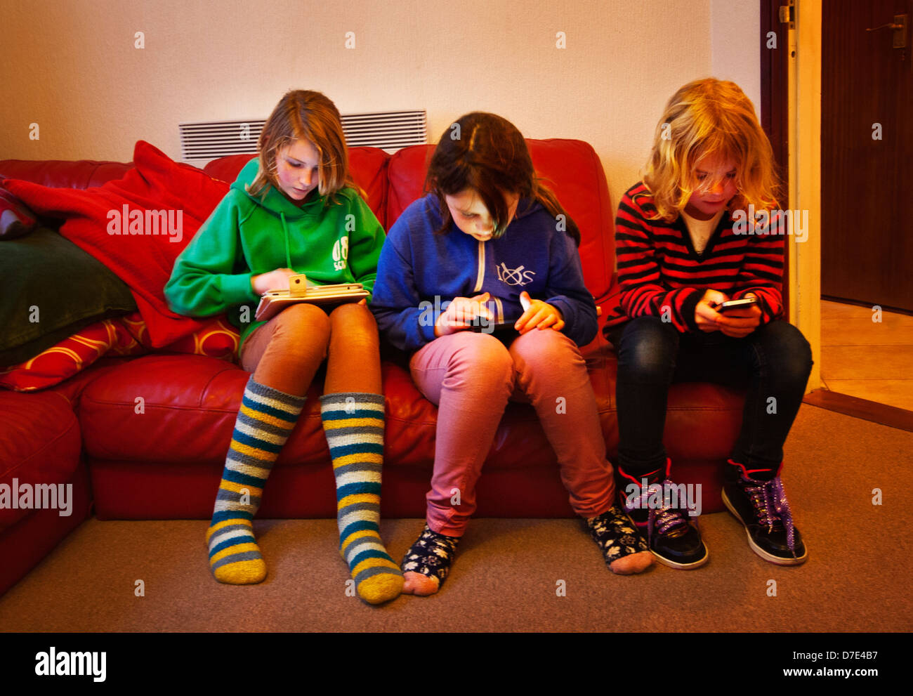 Kinder spielen mit Smartphones und tablets Stockfoto