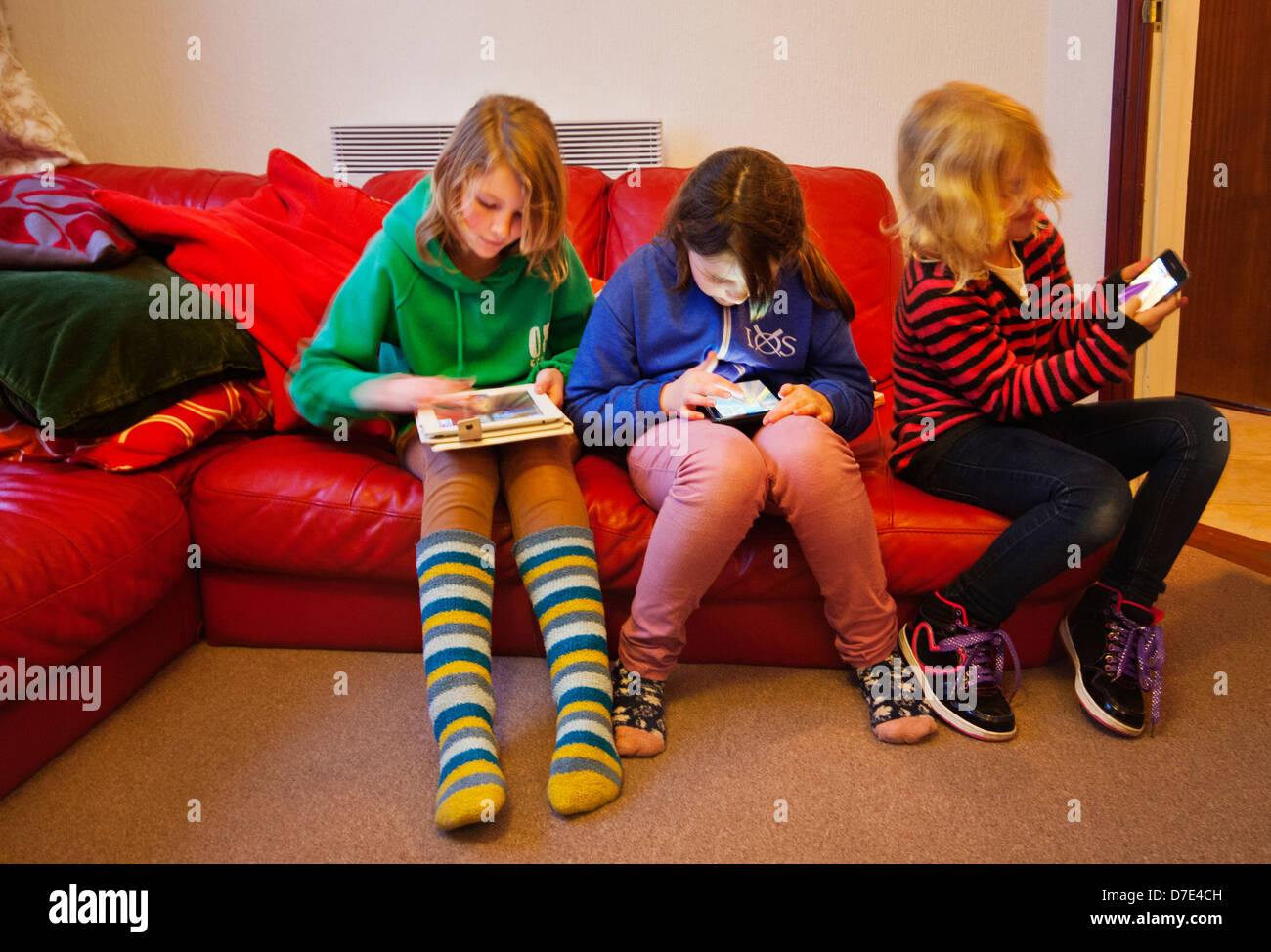Kinder spielen mit Smartphones und tablets Stockfoto