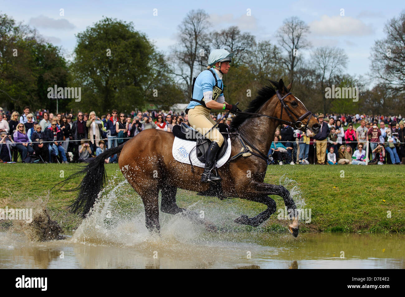 Badminton Horse Trials, UK. 5. Mai 2013.  Izzy Taylor auf KBIS Briarlands Matilda in Aktion bei den Mirage Teich während des Cross Country-Tests von Mitsubishi Motors Badminton Horse Trials 2013 auf dem Gelände des Badminton House. Stockfoto