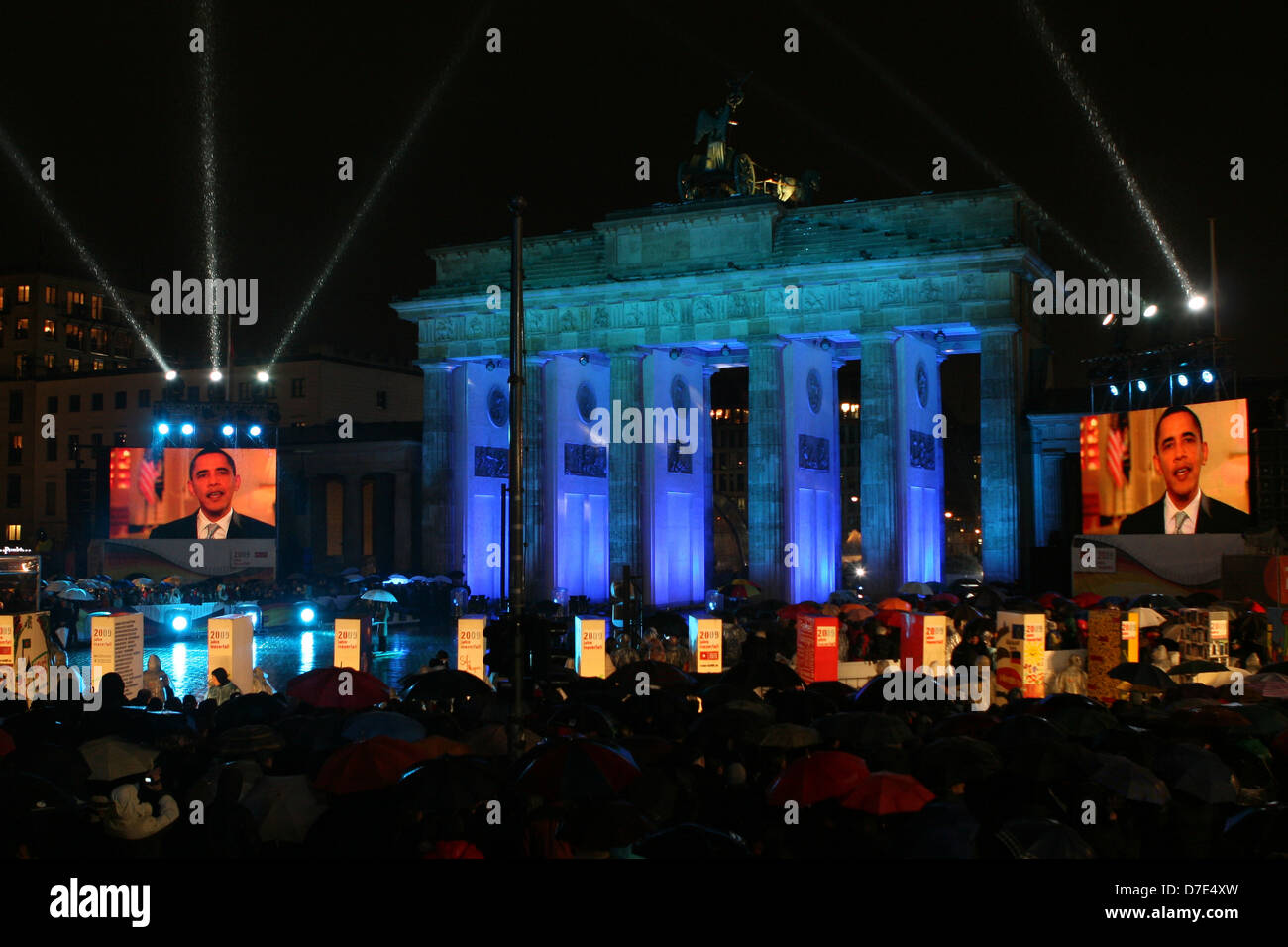 US-Präsident Barack Obama spricht Menschenmengen versammelten sich für Freedom Festival 20. Jahrestag des Falles der Berliner Mauer durch video-Botschaft am Brandenburger Tor 9. November 2009 in Berlin, Deutschland. Stockfoto