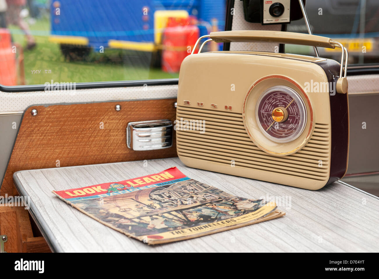 Vintage Bush Radio in einem VW Campervan Stockfoto