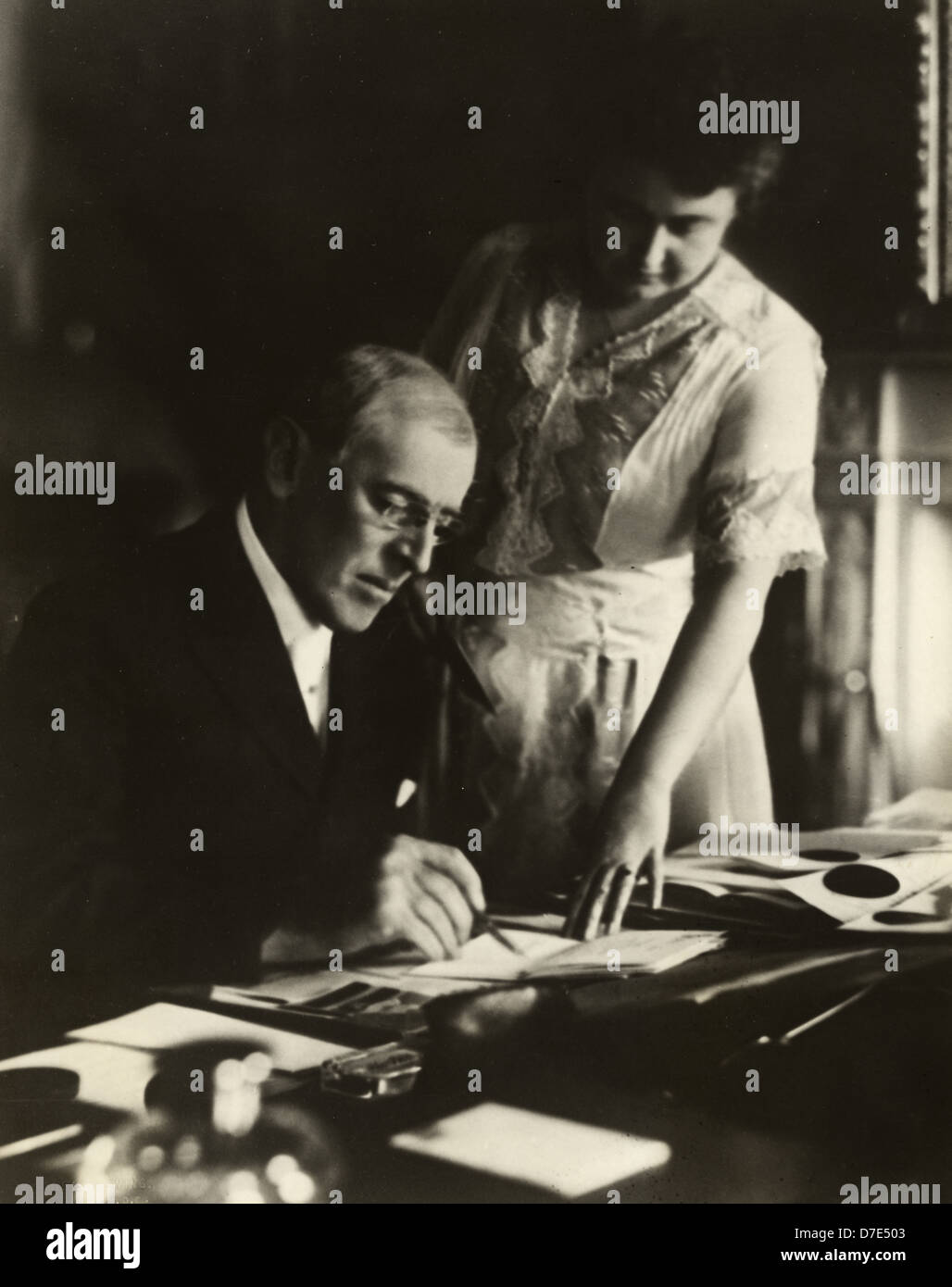 Präsident Woodrow Wilson, sitzen am Schreibtisch mit seiner Frau, Edith Bolling Galt Stockfoto