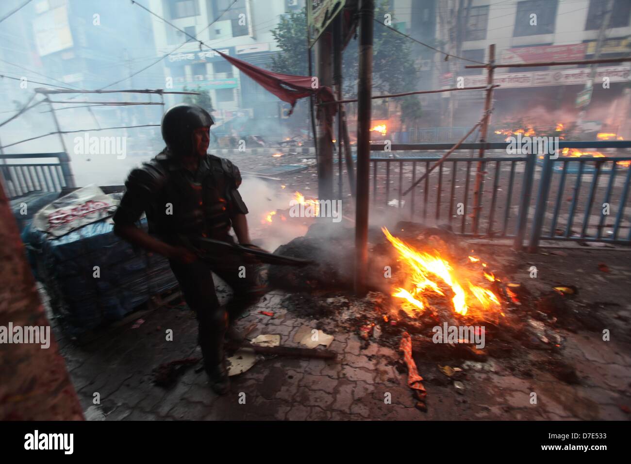 Dhaka, Bangladesch. 5. Mai 2013. Polizei zündeten bei Zusammenstößen mit der Polizei in Dhaka. Mindestens drei Menschen erschossen wurde und 35 Menschen wurden verletzt. Hundert tausend Hardliner islamistischen fordern eine neue Gotteslästerung blockierte Autobahn Abschneiden der Bangladeschs Hauptstadt Dhaka vom Rest des Landes Recht, teilte die Polizei mit. © Monirul Alam (Bild Kredit: Kredit: Monirul Alam/ZUMAPRESS.com/Alamy Live-Nachrichten) Stockfoto